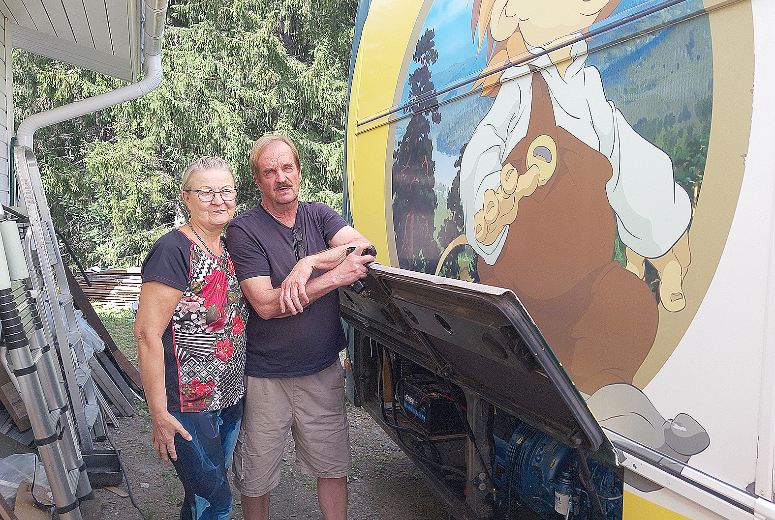 Helppoa matkustamista. Moni haaveile tekevänsä itse matkailuauton. Tuija ja Markku Tanskasella asia ei jäänyt vain haaveeksi. He ovat rakentamassa kolmatta matkailuautoa.


