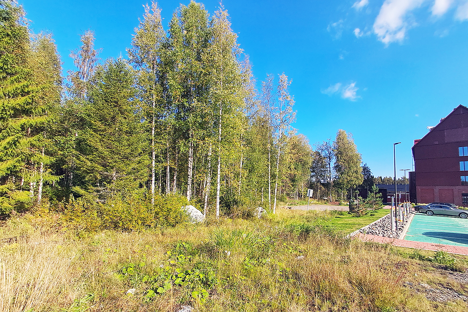 PKO:n vuokraama tontti sijaitsee kylähotellin vieressä.