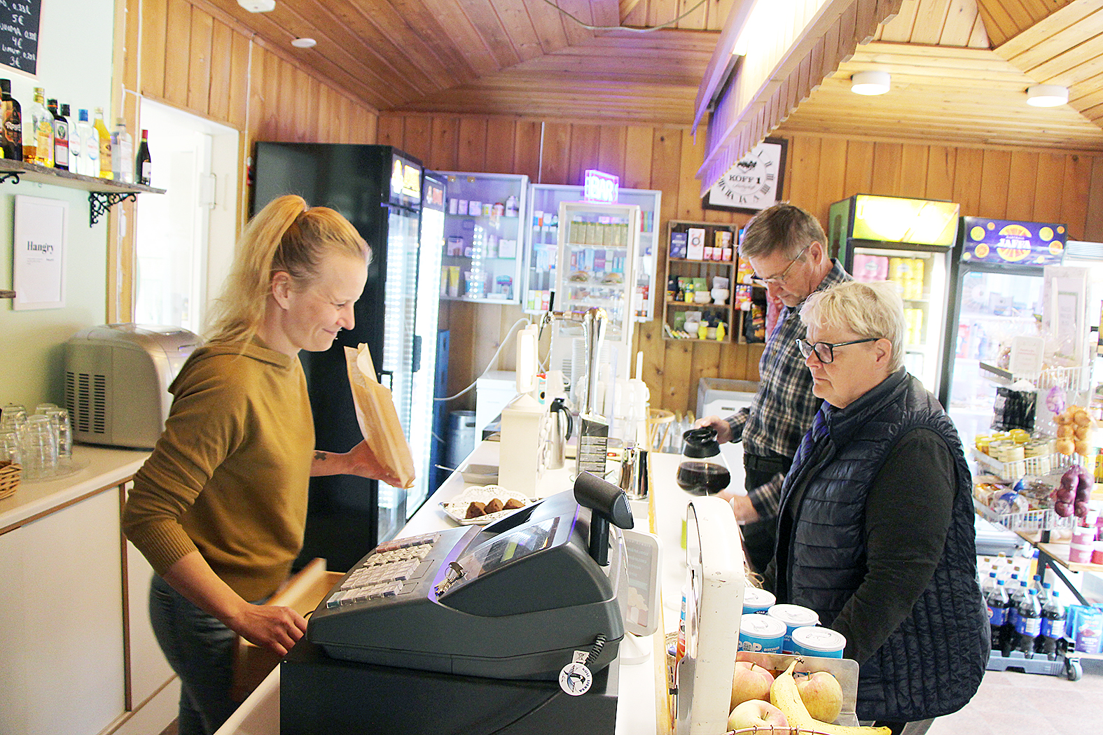 Kahvibaari Piiukka. Leppävirtalaiset Merja Salminen ja Risto Gråsten poikkesivat Pia Kokkosen luona kahvilla. 