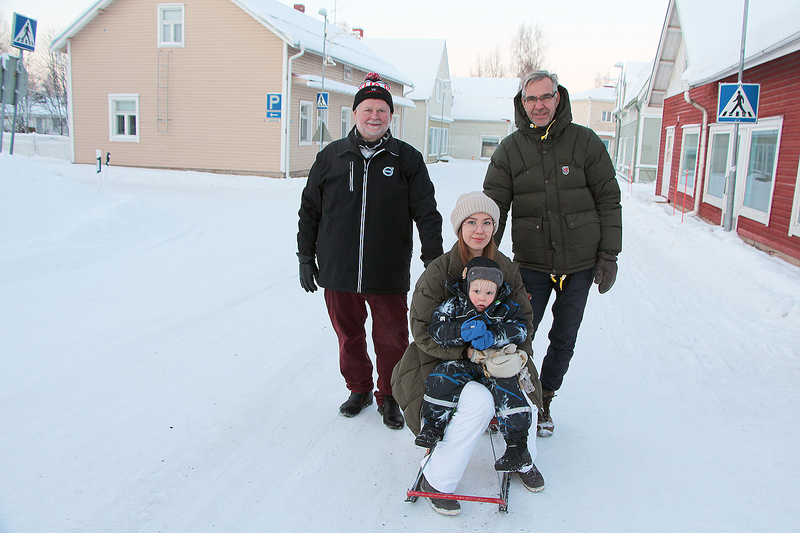 Jouni Porokka (vas.), Kai Iiskola ja Liisa Iiskola muuttavat Puu-Juuan entiset liikerakennukset hotellihuoneiksi. Henrik-poika ei vielä matkailukysymyksiä mieti.