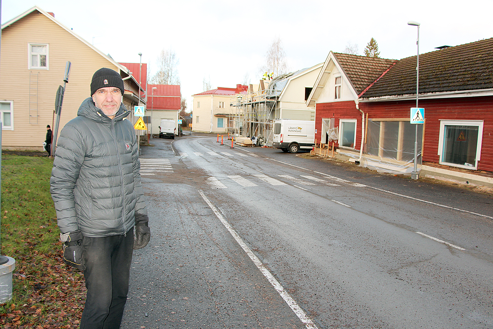 Puu-Juuan raitti. Kai Iiskola on kumppaneineen kunnostamassa vanhoihin liikerakennuksiin hotellihuoneita