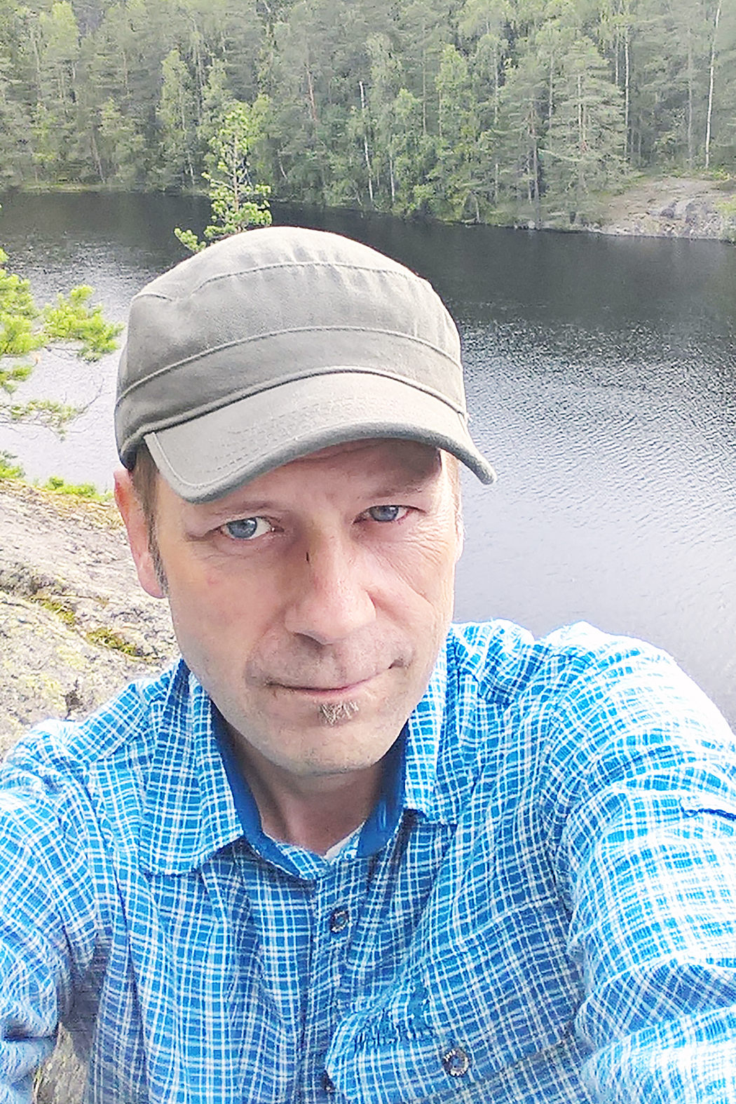 Tommi Sirviö opettaa maantietoa ja biologiaa. Hän viettää lähes kaiken vapaa-aikansa retkeillen.