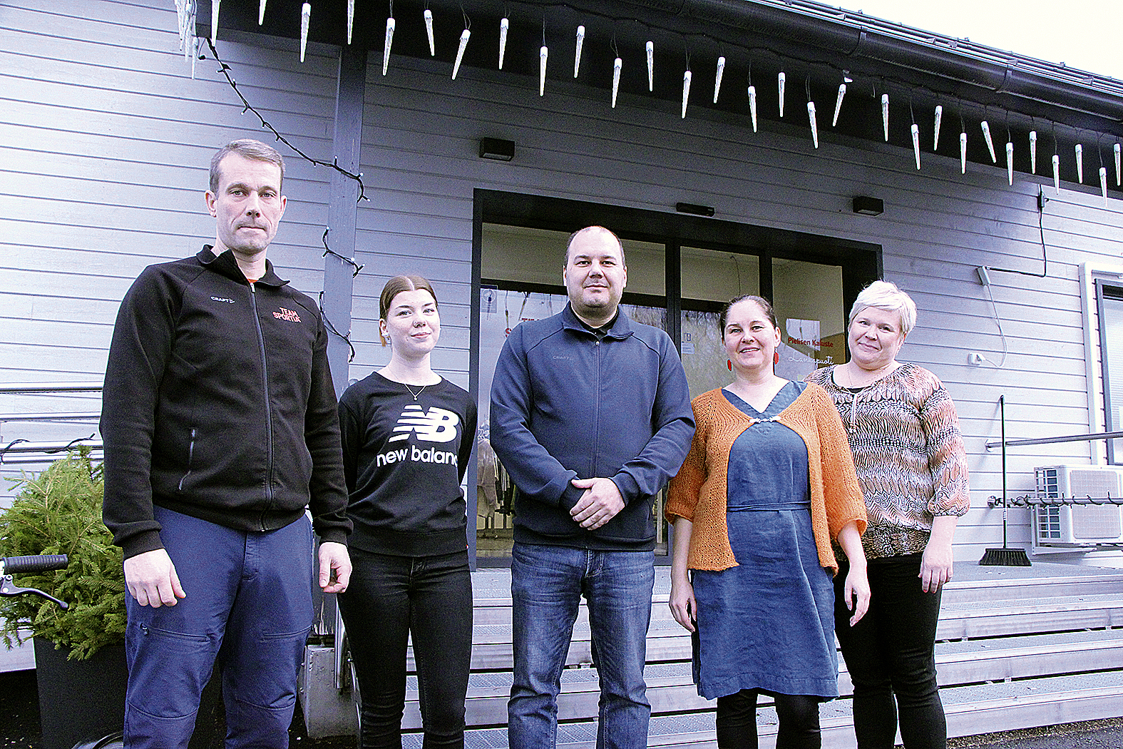 Vuorentien liikekeskus. Team Sportian Jani Halonen ja Valma Tuononen, Pielisen Kalusteen Pekka Kakkonen ja Katja Kakkonen sekä  parturi-kampaamo Piipahduksen Laura Tanskanen tarjoavat perjantaina kakkukahvit asiakkailleen.   