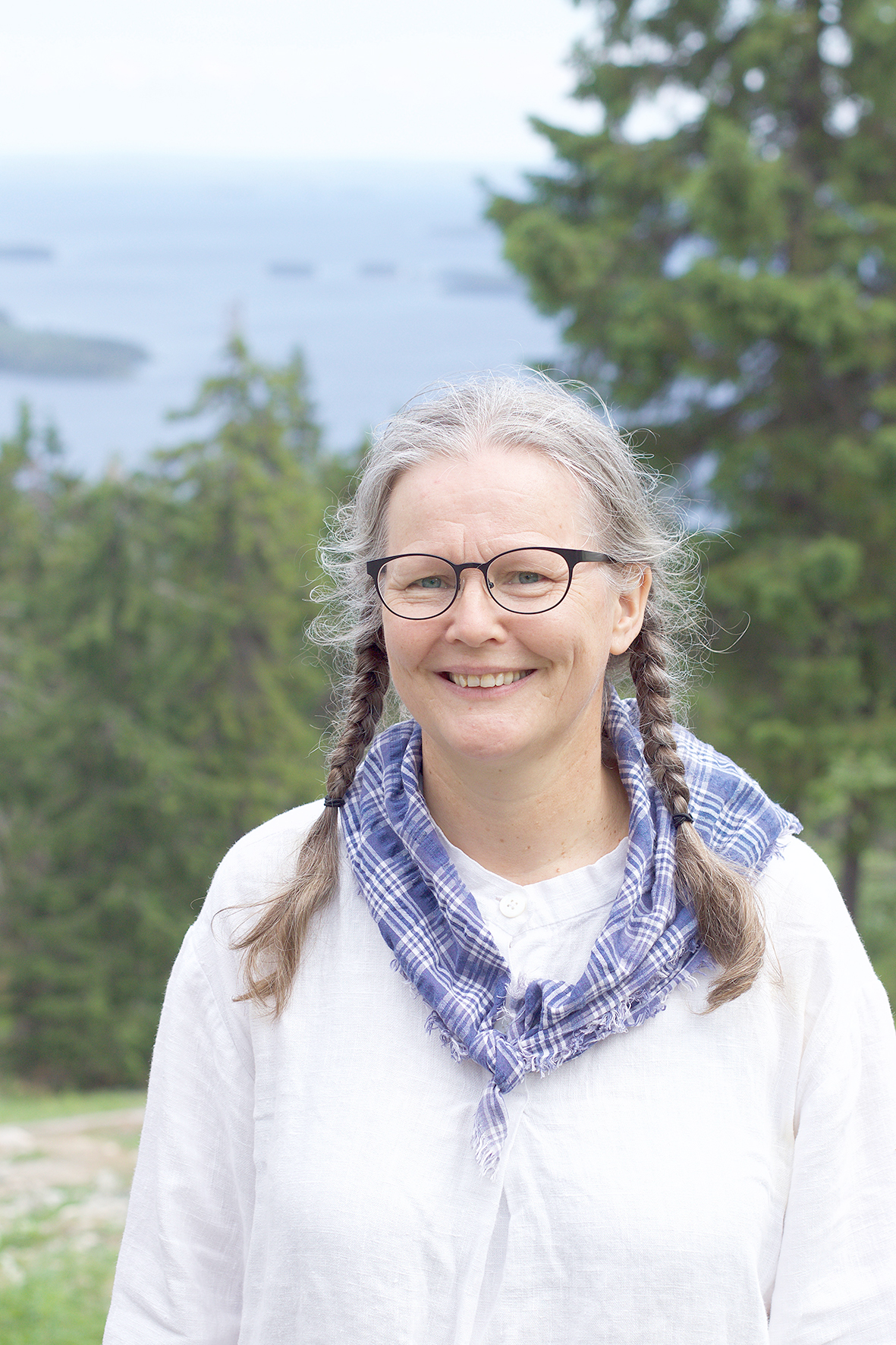 Laulava opas Irja Tanskanen tuntee Kolin kansallismaiseman luonnon erityispiirteet ja tarinaperinteen. Kuva: Mari Rantanen