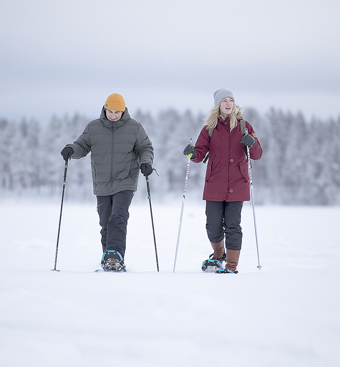 Yksi ulkoiluvaihtoehto on lumikenkäily. Niillä pääsee talvella kokemaan upeita maisemia sinne, minne kesällä ei välttämättä pääse. Kuva: Pikes