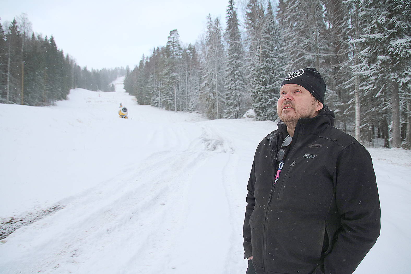 Ukko-Kolin rinnepäällikkö Janne Jetsonen silmäilee vielä odottavasti lumipeitteen saanutta maisemaa. Rinteet avataan, kunhan pakkasta ja lunta saadaan tarpeeksi.