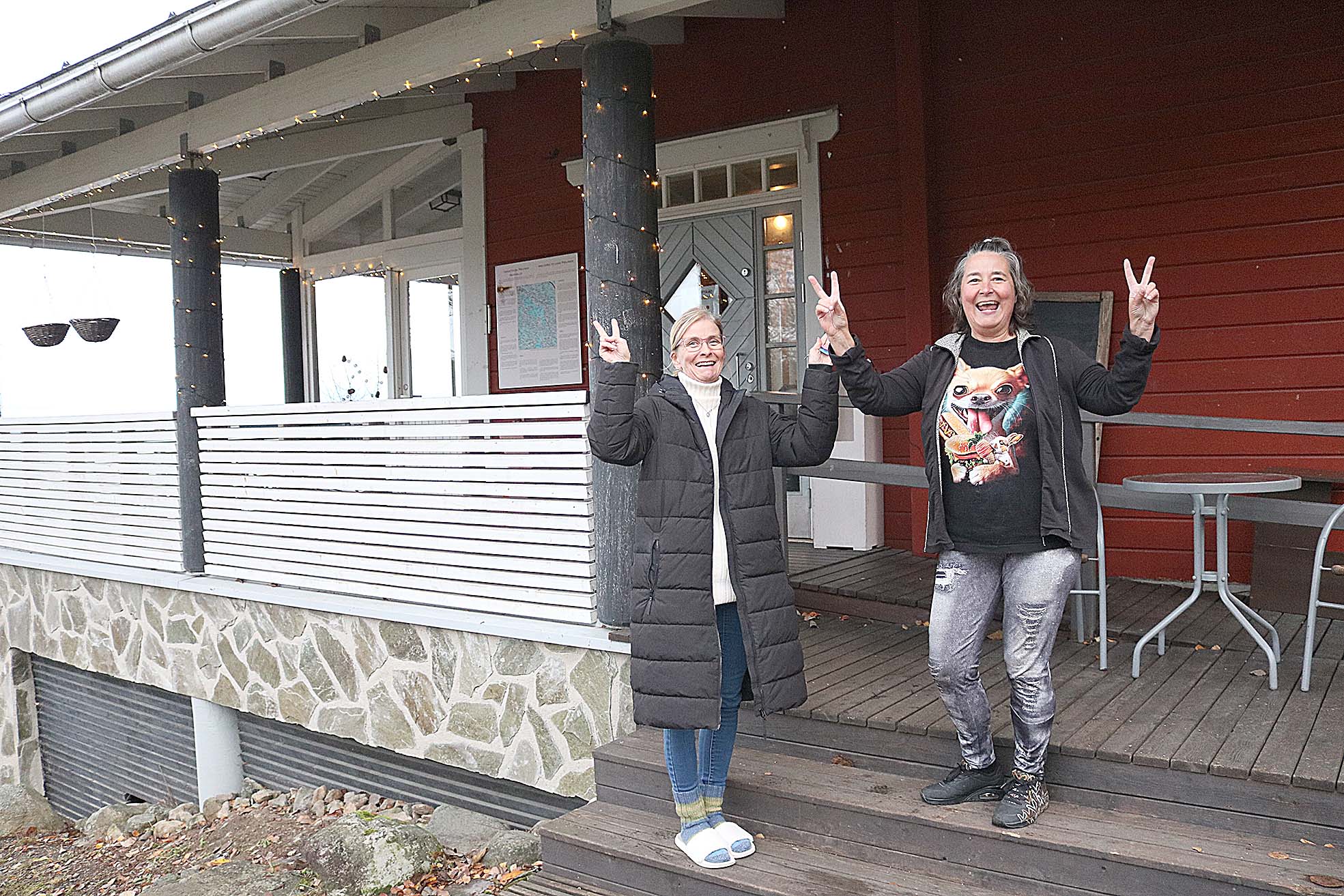 Netta Virkki (vas.) ja Anne Niemi-Kettunen hehkuttavat uutta yhteistä yritystään, Kolin Satamatupaa, jota on tarkoitus pitää auki ympäri vuoden.
