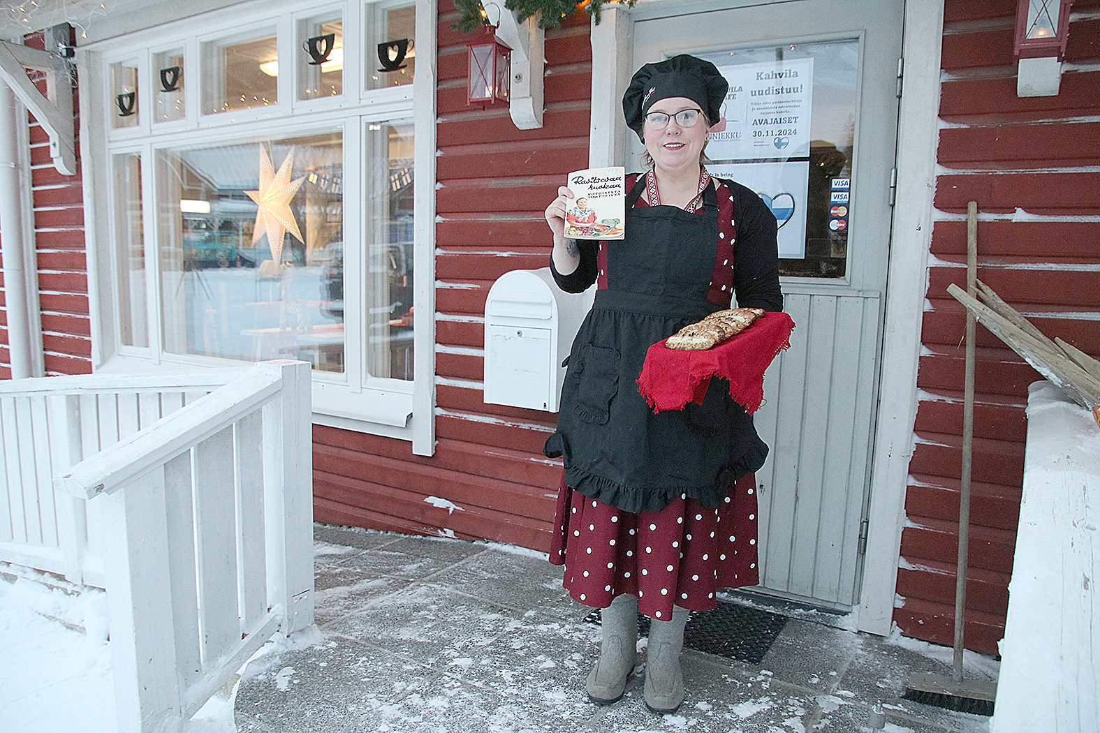 Miia Päivinen aikoo korostaa karjalaisuutta niin aterioissa, leivonnaisissa kuin sisustuksessakin Kolin Kahvila Sipanniekussa. Vanhoista keittokirjoista hän kertoo löytäneensä hyviä reseptejä.