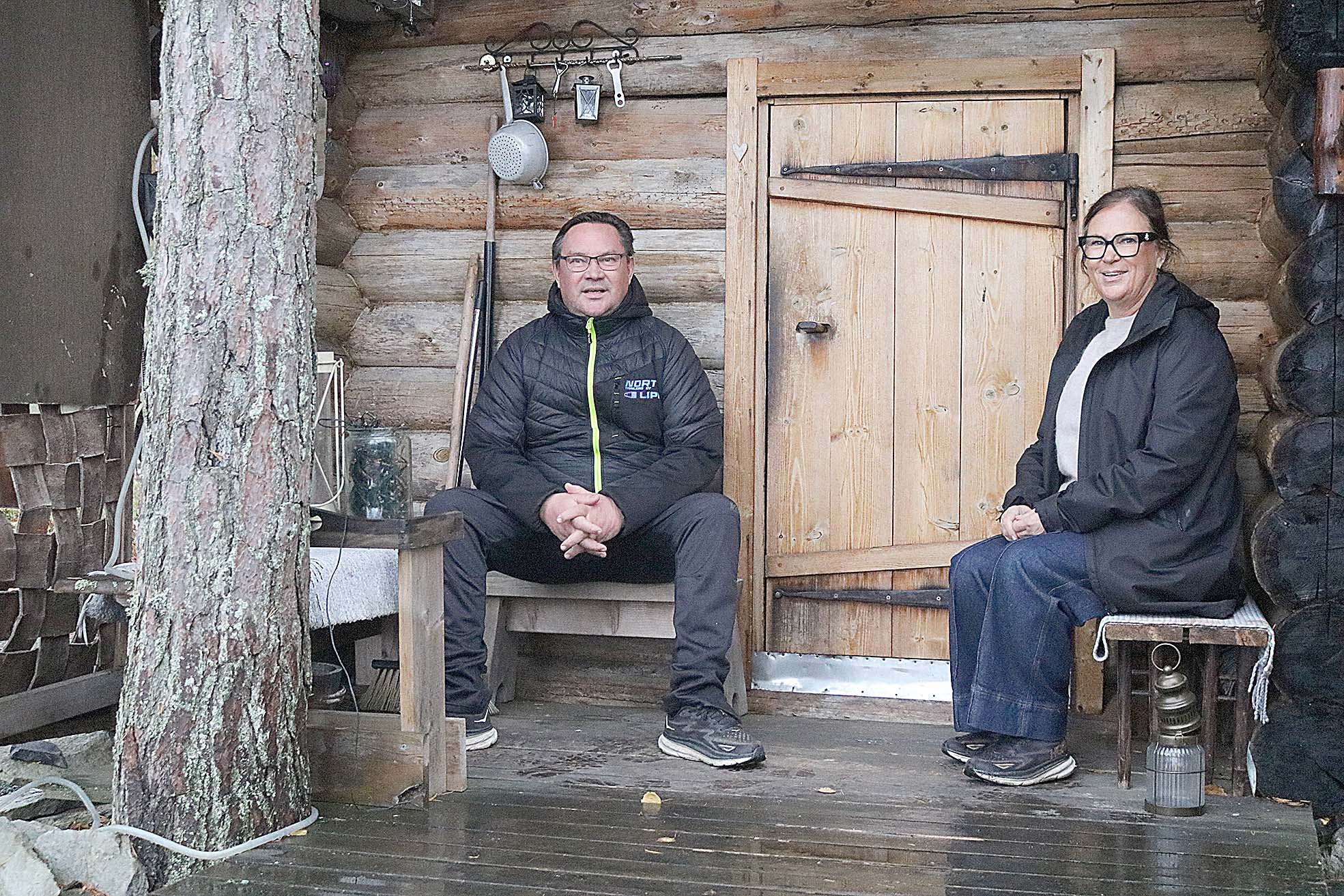 Kolilla käytännössä ympärivuotisesti mökkeilevät Esa ja Marja Mononen kertovat viettävänsä laatuaikaa muun muassa savusaunan kuistilla, joka on paitsi yksi näköalapaikka Pieliselle, myös hetki hiljentyä lempeiden löylyjen jälkeen.

