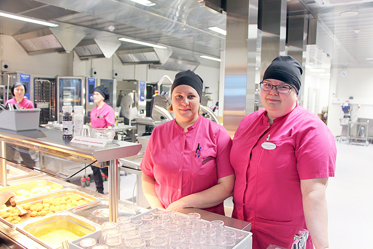 Virpi Kainulainen (oik) ja Sini Solehmainen luonnehtivat keittiötä ja Ravintola Rosmariiniä Poikolan koulun keskukseksi.