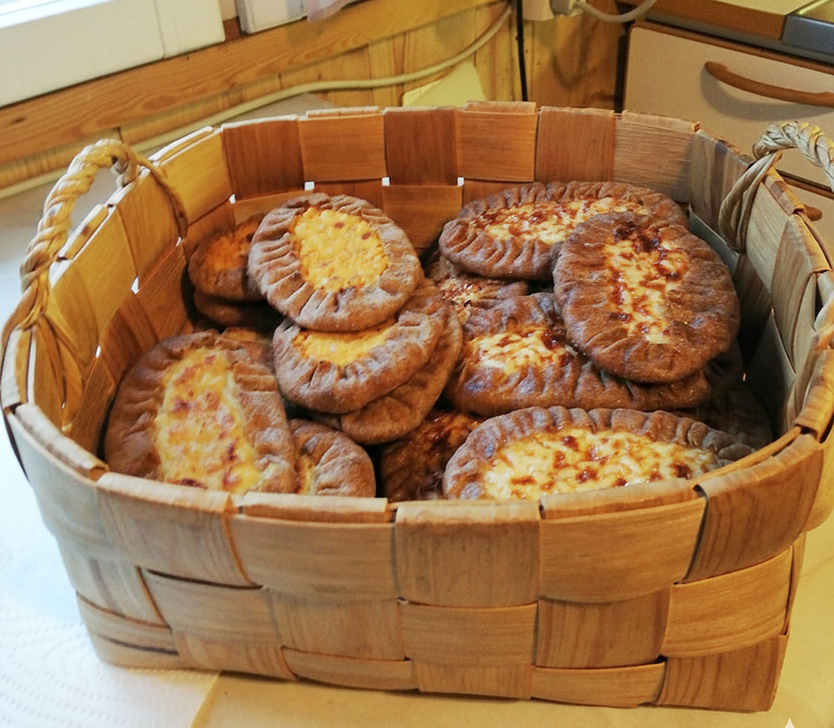 
Yhdessä tehtyjä joulupiirakoita.