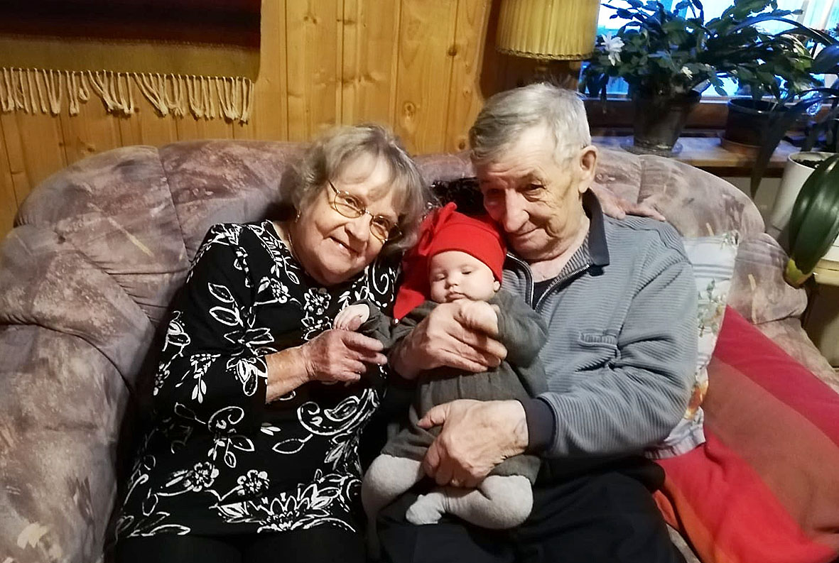 
Rauni ja Vilho Nuutinen keskellään lapsenlapsenlapsi Liia Tuononen.


