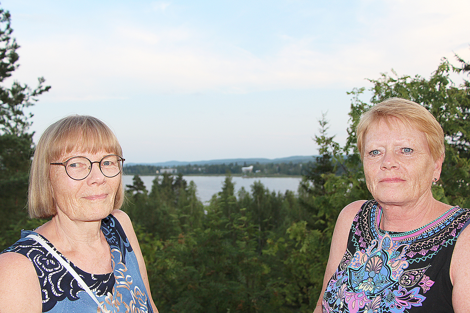 Aija ja Anna Kumulainen tulivat lavalle Markku Aron perässä. 