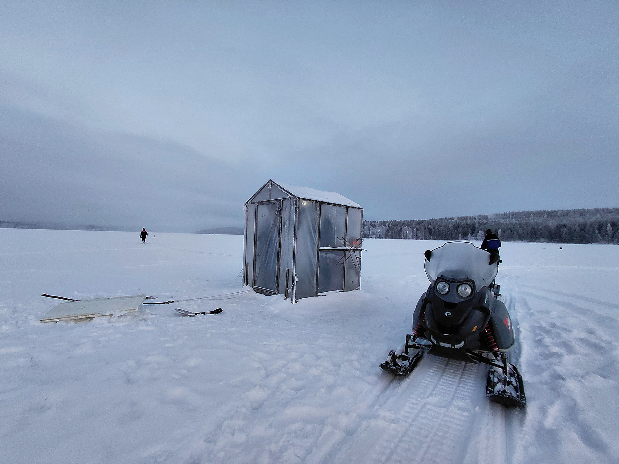 

Kajoonjärvellä on Kalatiimin kalamökin lisäksi pari muutakin kalamökkiä, mutta ei ammattikalastajia, koska järvi on liian pieni ammattikalastajille. Nuoria ei muikunkalastus kiinnosta.

 


