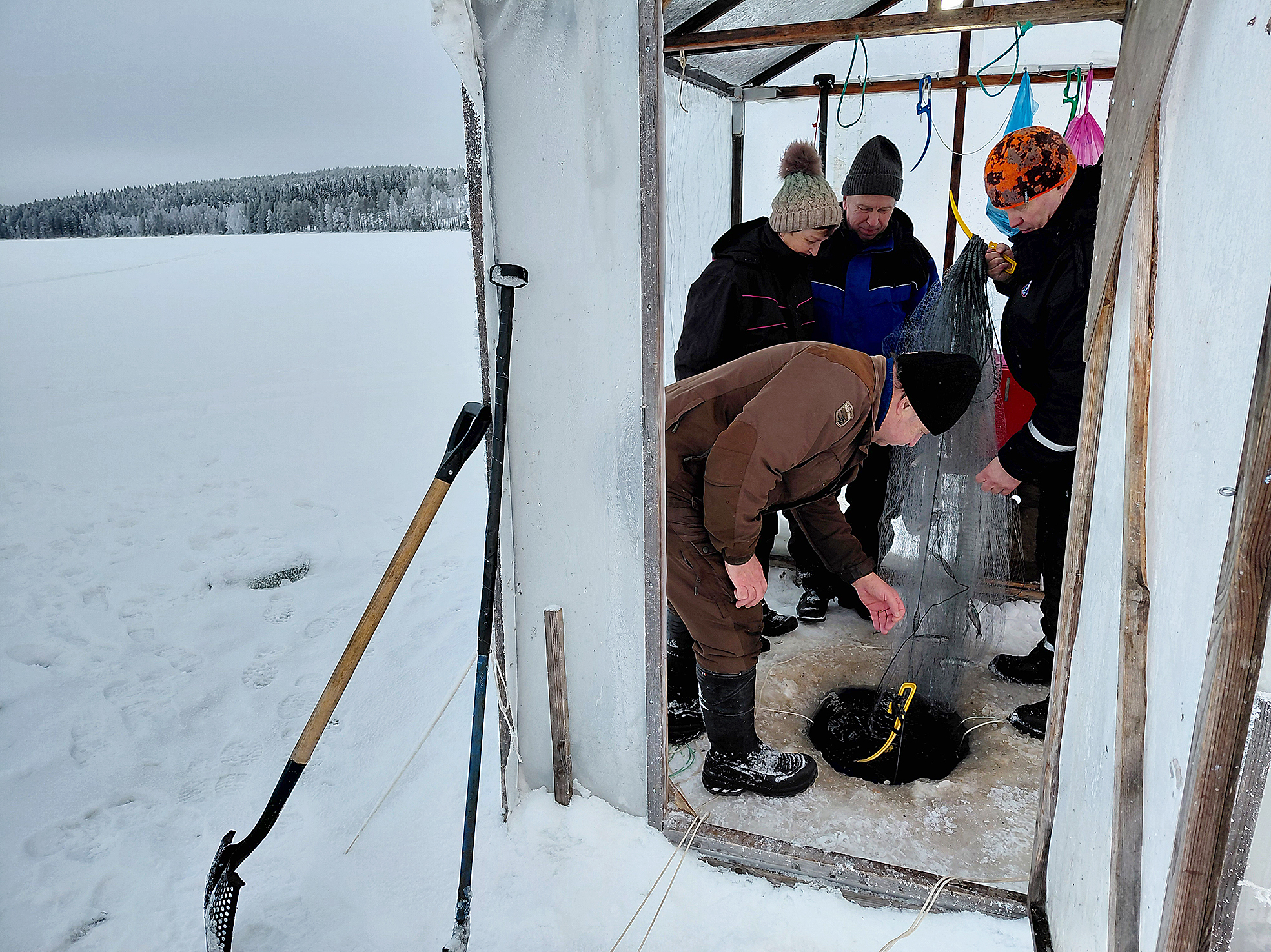 
Kalamökissä on tiivis, mutta lämmin tunnelma. Markku Tukiainen, Taimi Kainulainen, Esa Hamunen ja Kimmo Hiltunen ovat kalatiimi. 



