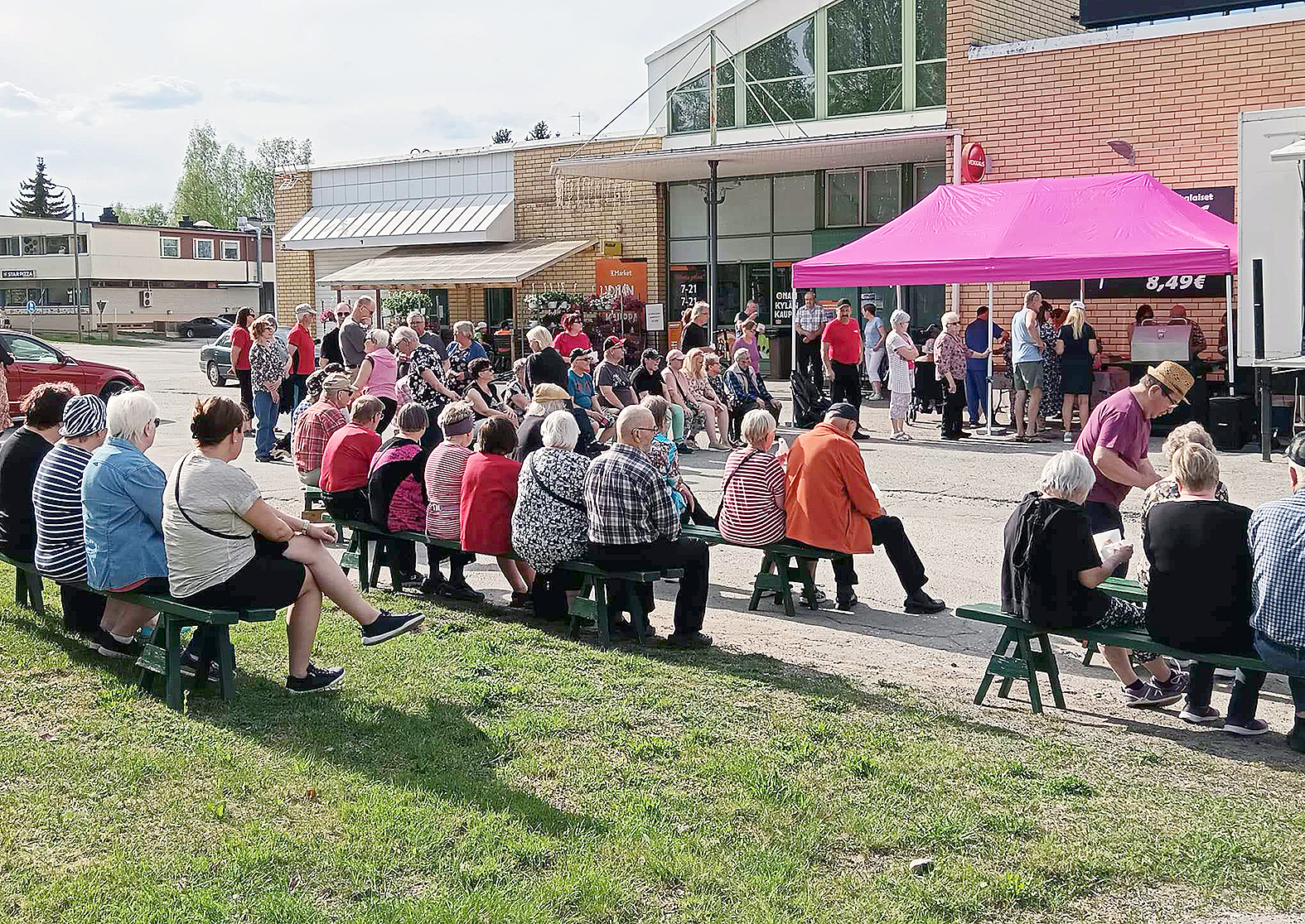 Karaoke Club Juuka ry:n Laulun laitumilla -tapahtuma veti K-Marketin pihaan yli 250 henkeä.