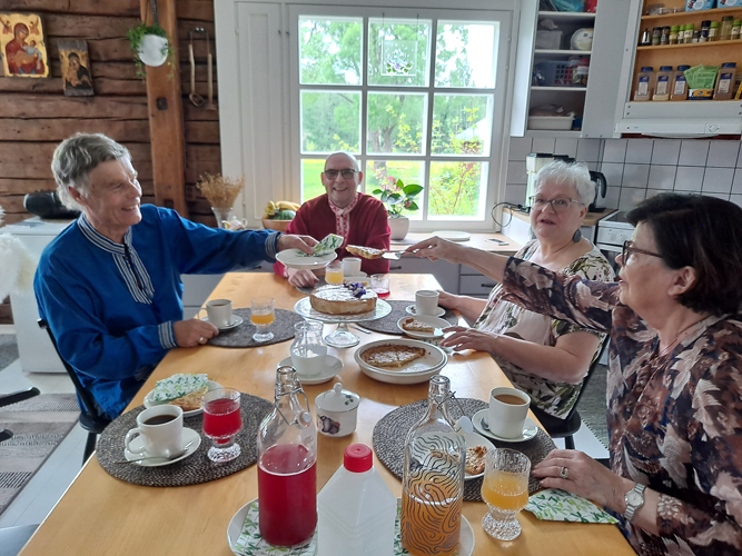 Pentti Mäkkeli, Heikki Kuikka, Helena Silvennoinen-Kuikka ja Pirjo Mäkkeli kahvittelivat uuden levyn kunniaksi.
