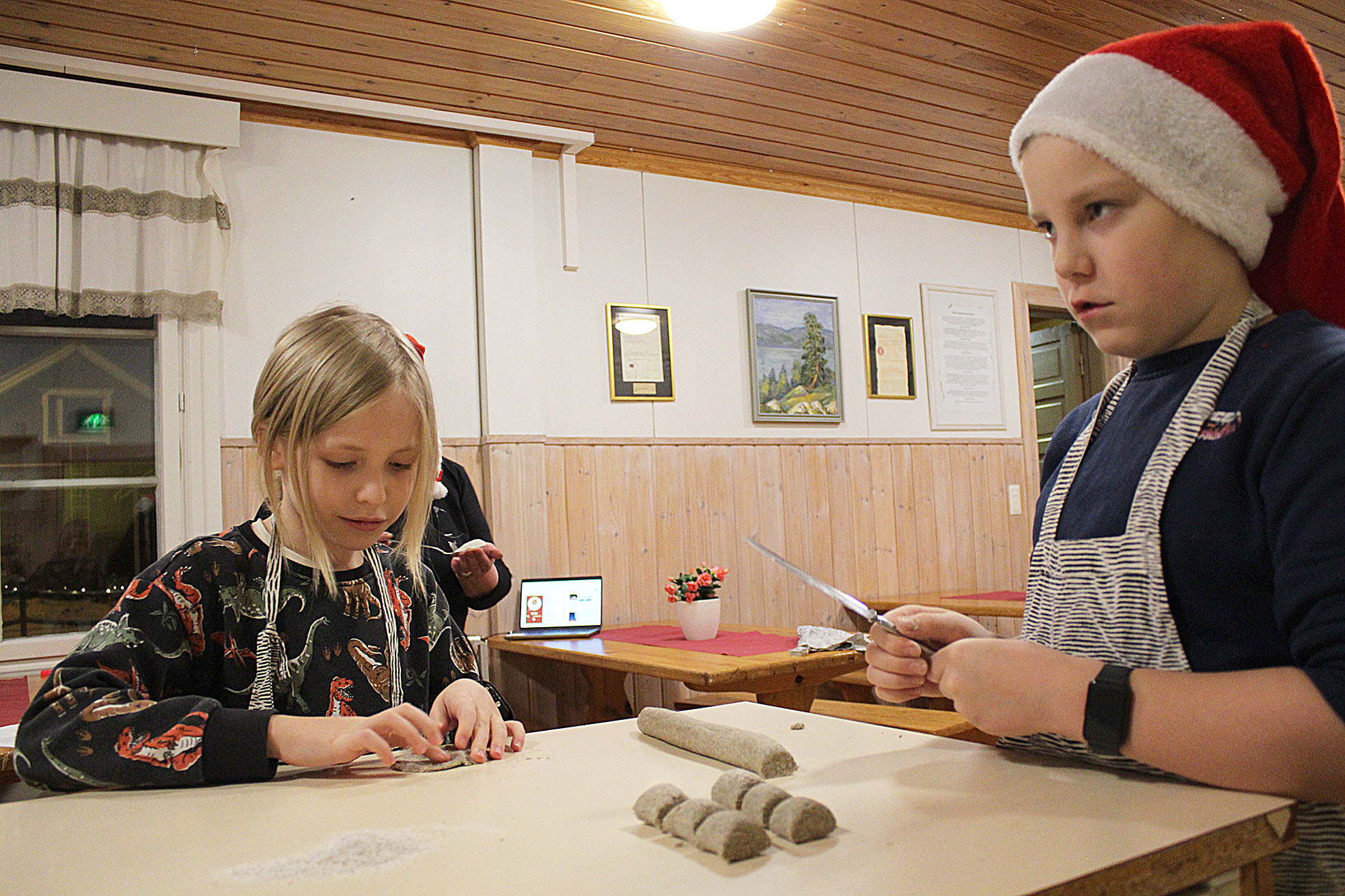 

Okko Martikainen ja Juha Nevalainen leipovat tekemästään taikinasta pohjia.