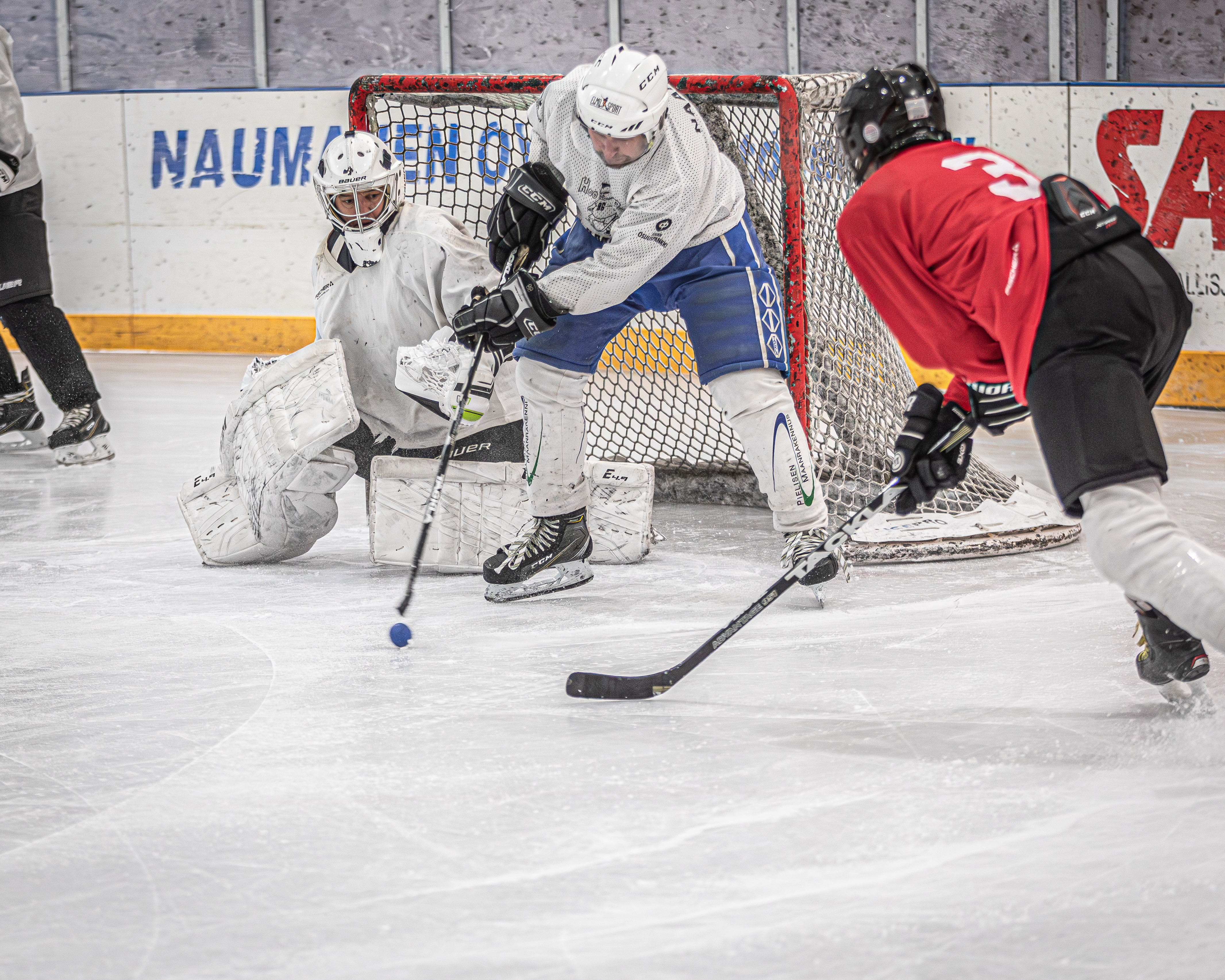 Team Sportian Viuhti Halonen (nro 3) pääsi hyvään tekopaikkaan, mutta HooPeen maalivahti Jukka Kuittinen ja puolustaja Markku Naakka selvittivät tilanteen. Kuva: Teemu Mustonen. 