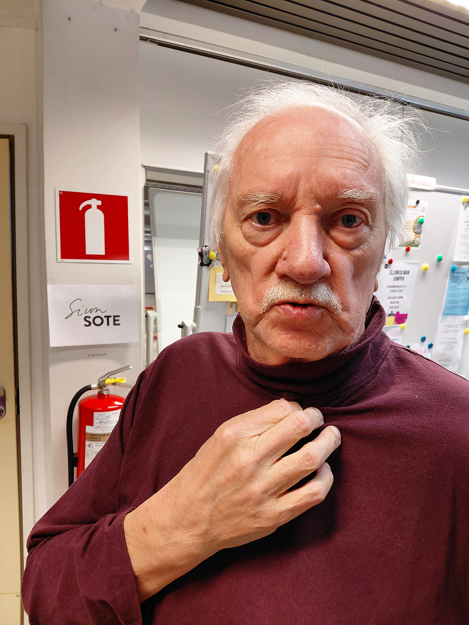 Teuvo Puhakka on esiintynyt aiemmin kirjastossa, siellä hän tykästyi tunnelmalliseen Joulun valo on ikuinen -kappaleeseen.