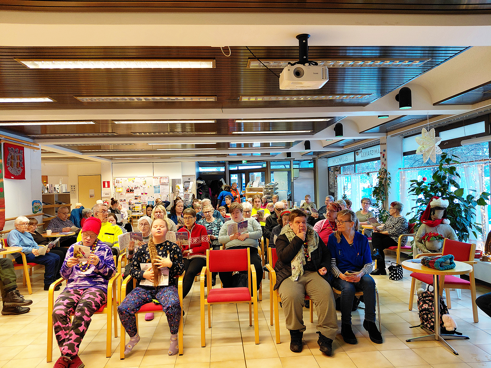  Ellinkulma tuli aivan täyteen Kauneimmat joululaulut - tapahtumassa. 

