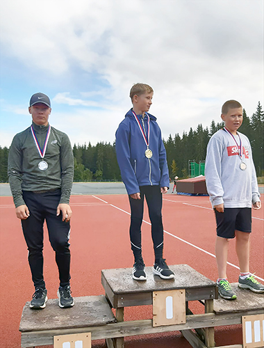 Poikien mitalikolmikko Topias Poutanen (vas.) Aapo Ryynänen ja Marlo Tuhkanen.