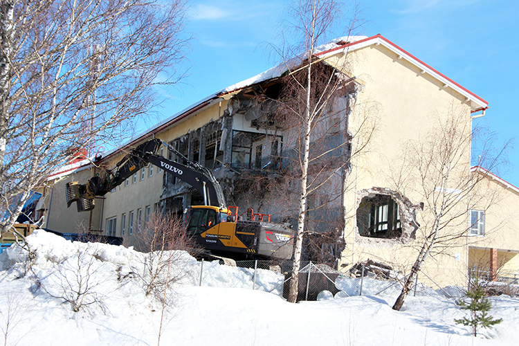 Keltainen koulu puretaan vaiheittain. Ensin puretaan niin sanottu kirjaston pääty.