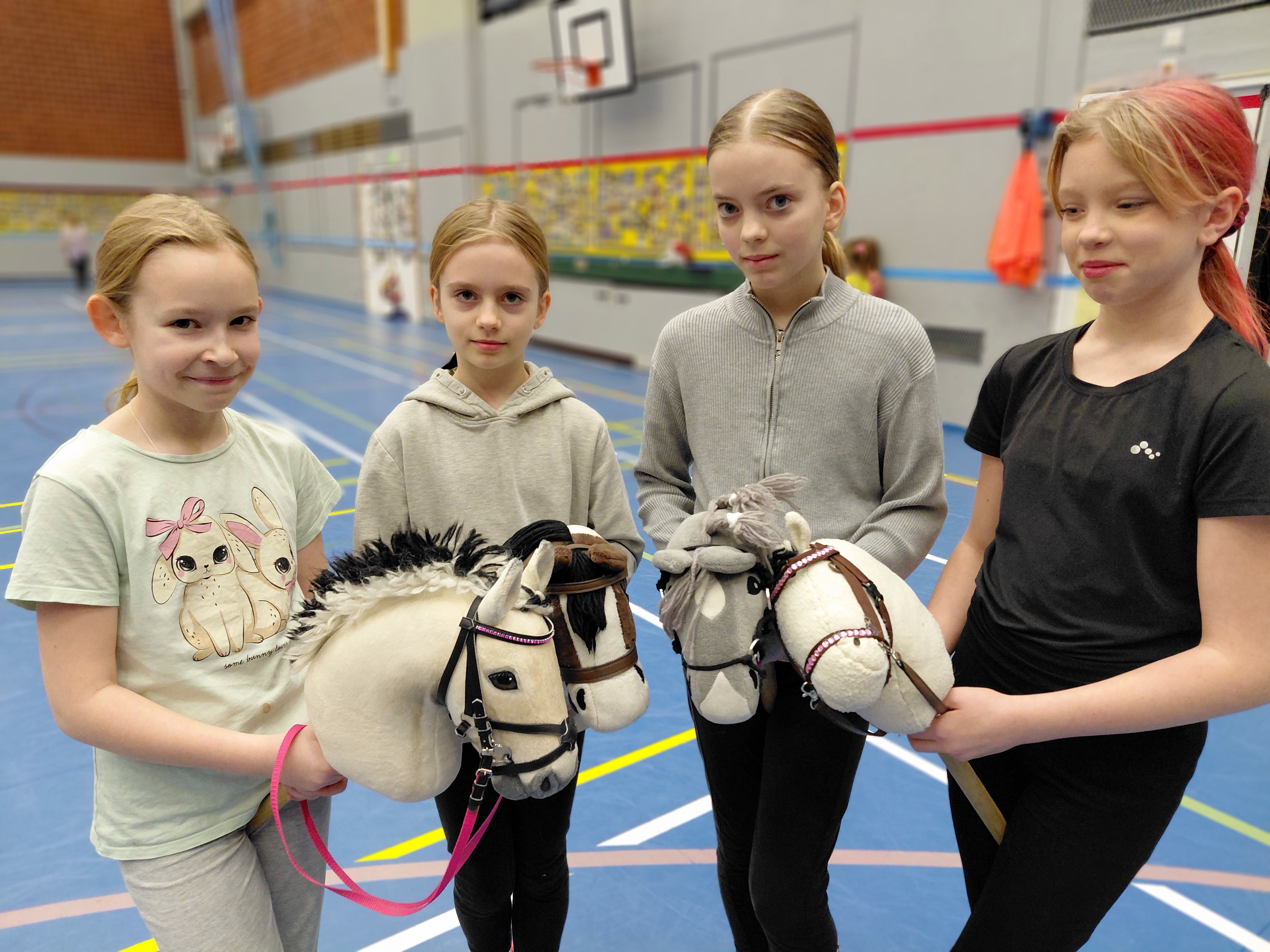 Myy Halonen (vas.), Varpu Repo, Kaisla Repo ja Laura Malja kokoontuivat keppihevosineen pienelle tauolle. 