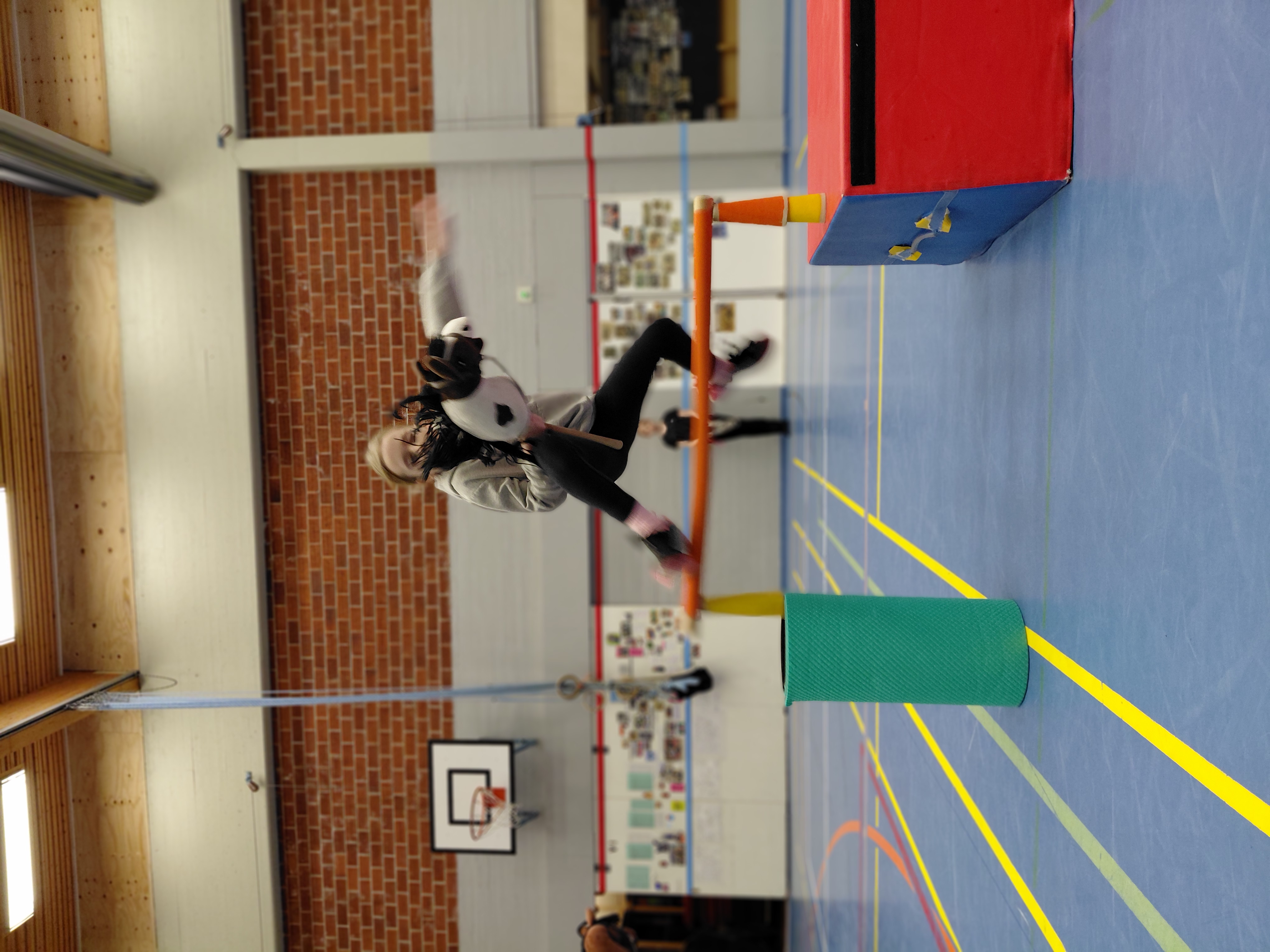 Varpu Repo loikkaa Sabrinan kanssa esteen yli niin, että ponnari ja kepparin harja vaan heilahtavat. 

