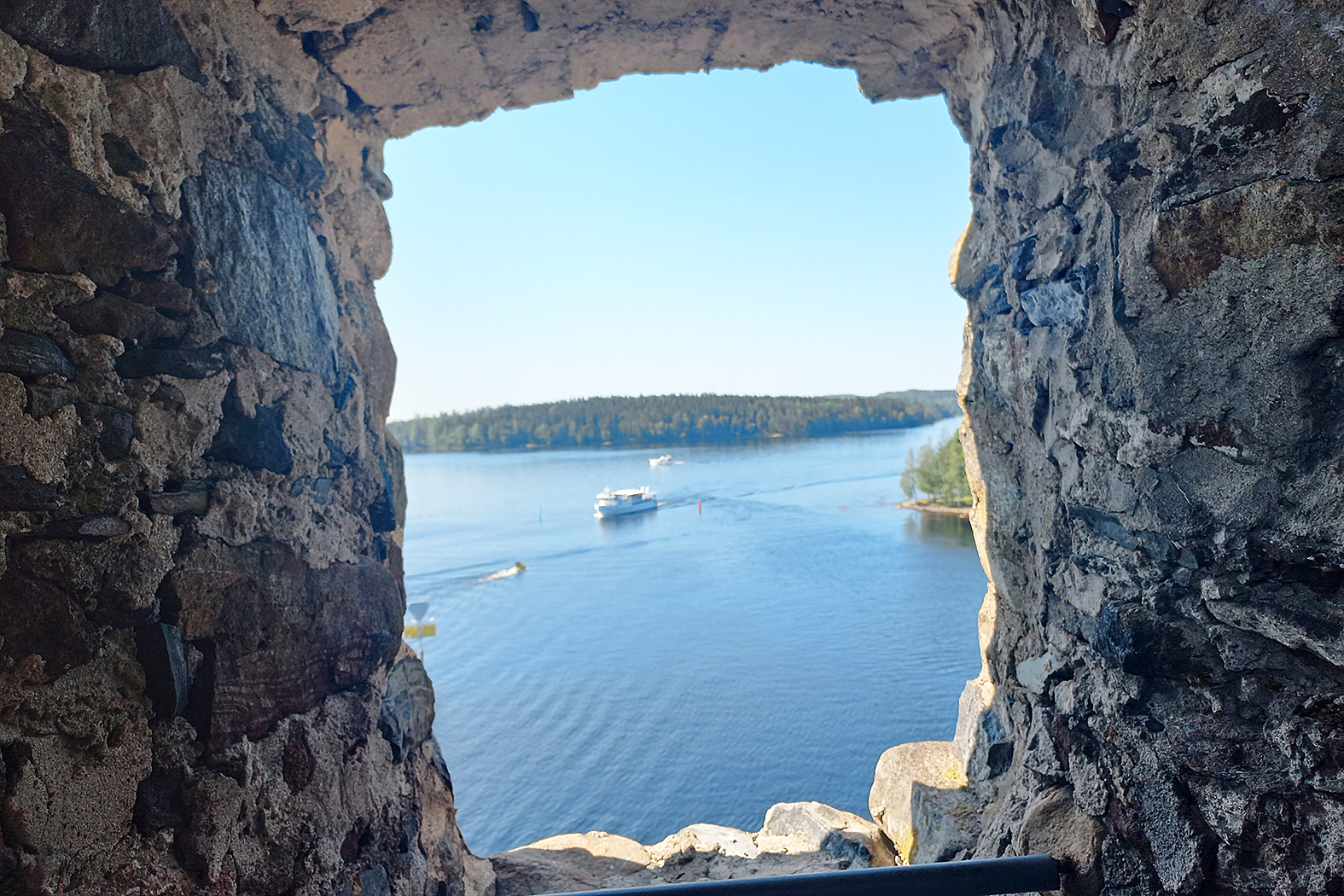 Olavinlinnassa tykin aukosta avautuivat huikeat näköalat.