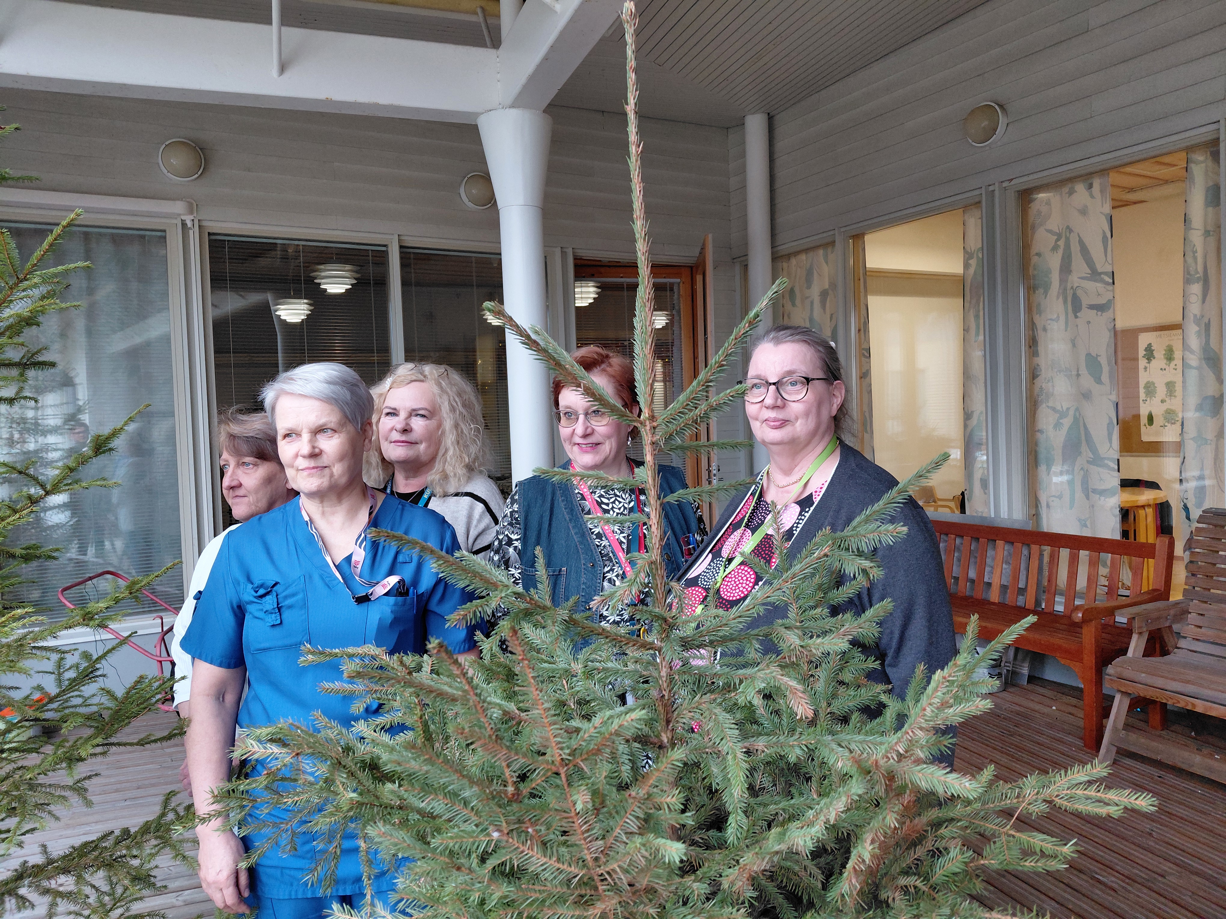 
Kielokallion Luontovuosi-hankkeen projektiryhmä, lähihoitaja Sirpa Timonen, sairaanhoitaja Anja Ovaskainen, perushoitaja Sari Turunen, sosiaaliohjaaja Marjaleena Korhonen ja palveluesihenkilö Päivi Kähkönen ovat käyttäneet työajan lisäksi myös paljon vapaa-aikaansa projektiin.