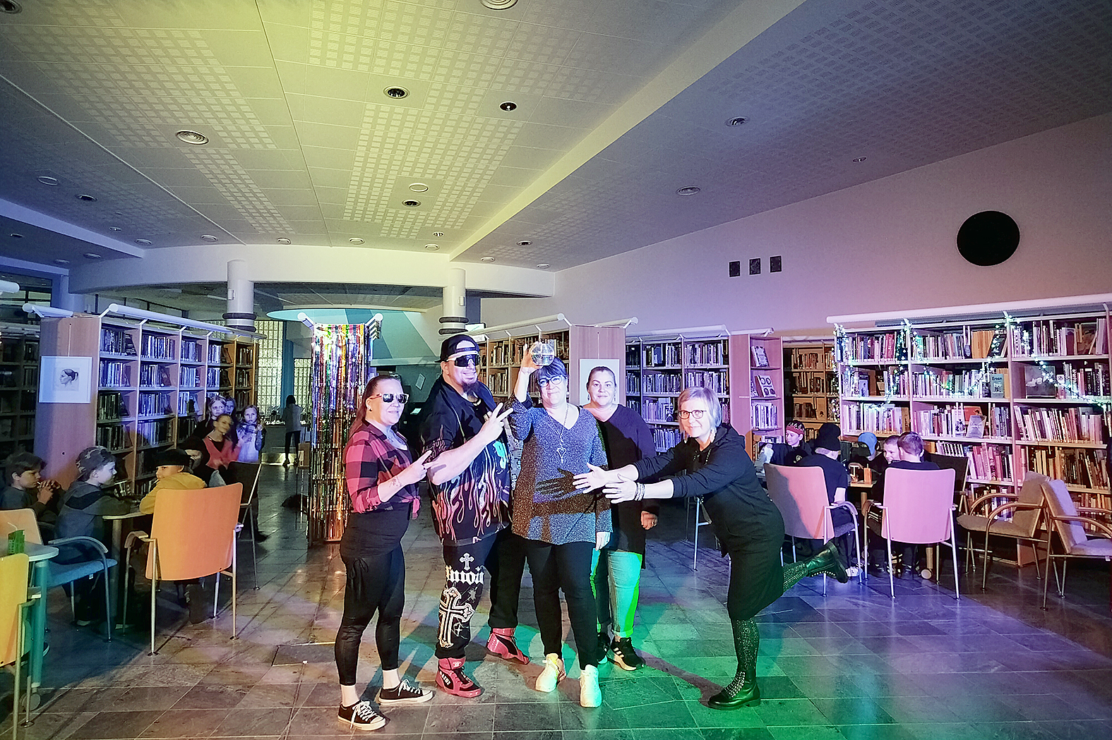 Kirjaston discon järjestelyissä olivat mukana Mervi Ala (vas.), Viki Vuokkonen, Iina Aaltonen, Anne Väyrynen ja Maarit Sorjonen.