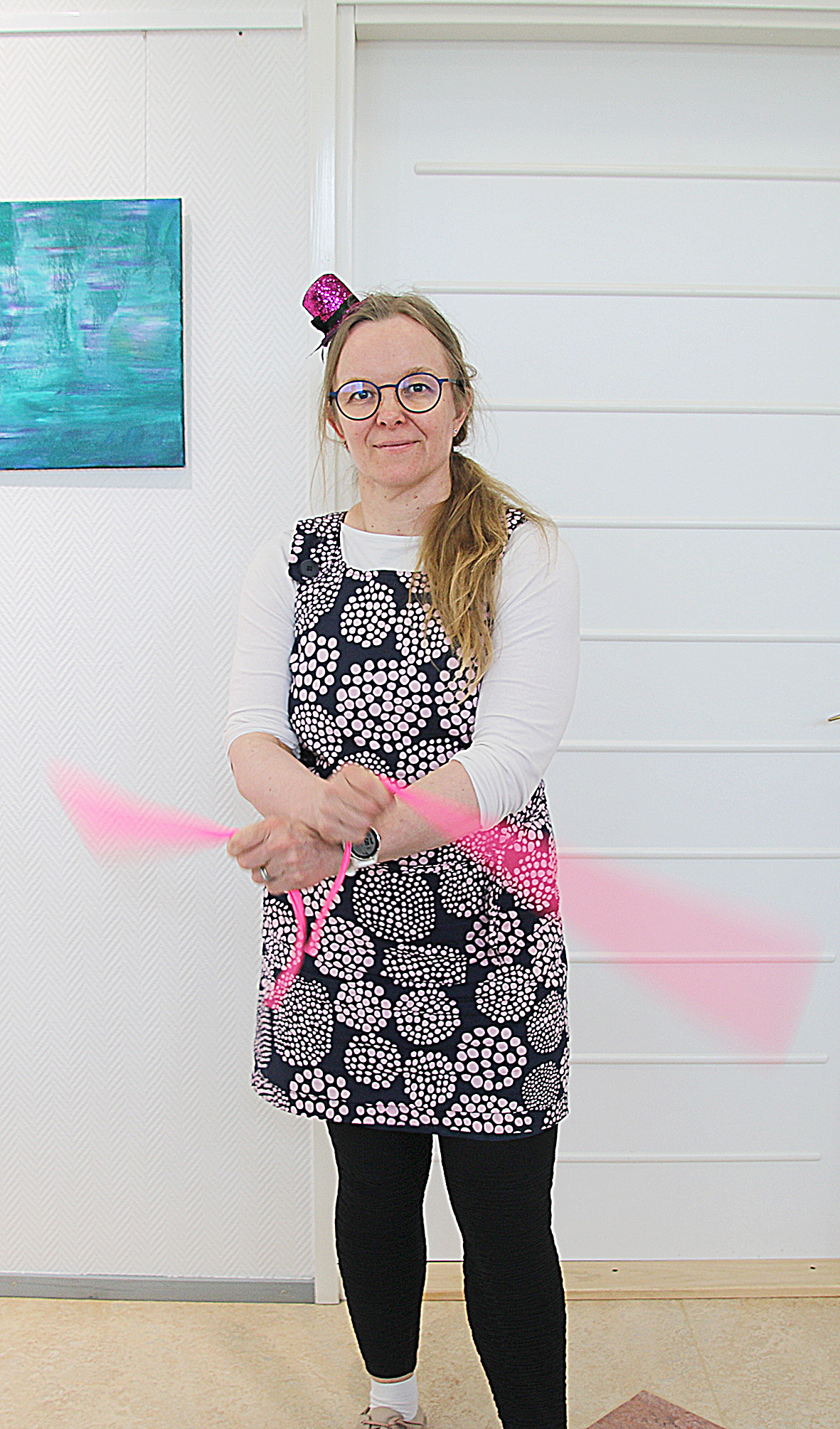 Anna-Maija Muurinen pyörittelee poita.