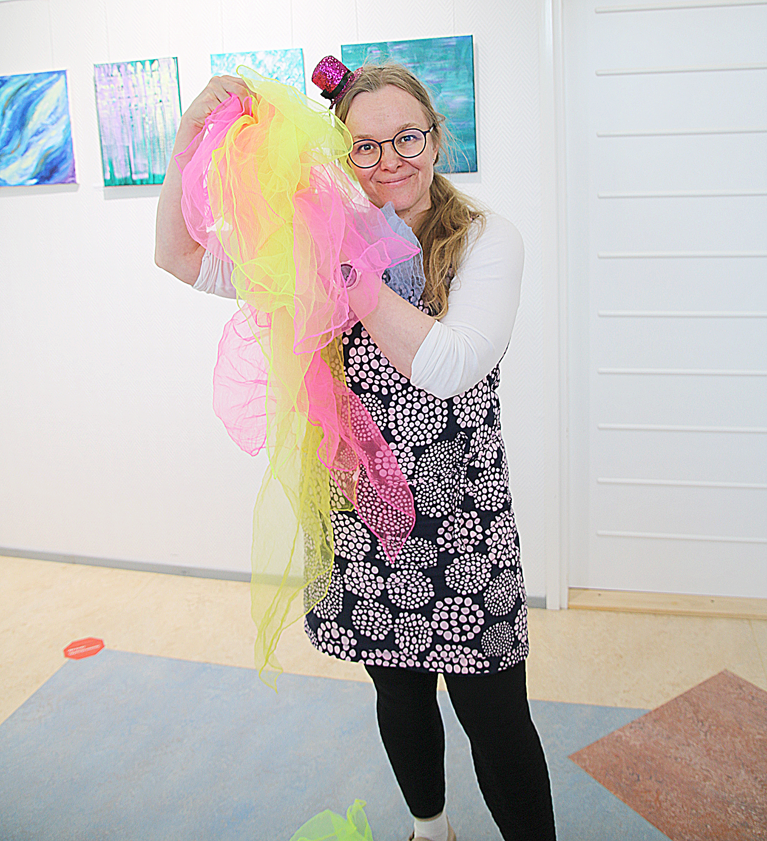 Anna-Maija Muurinen kävi kirjastossa ohjaamassa sirkustaitoja. 






