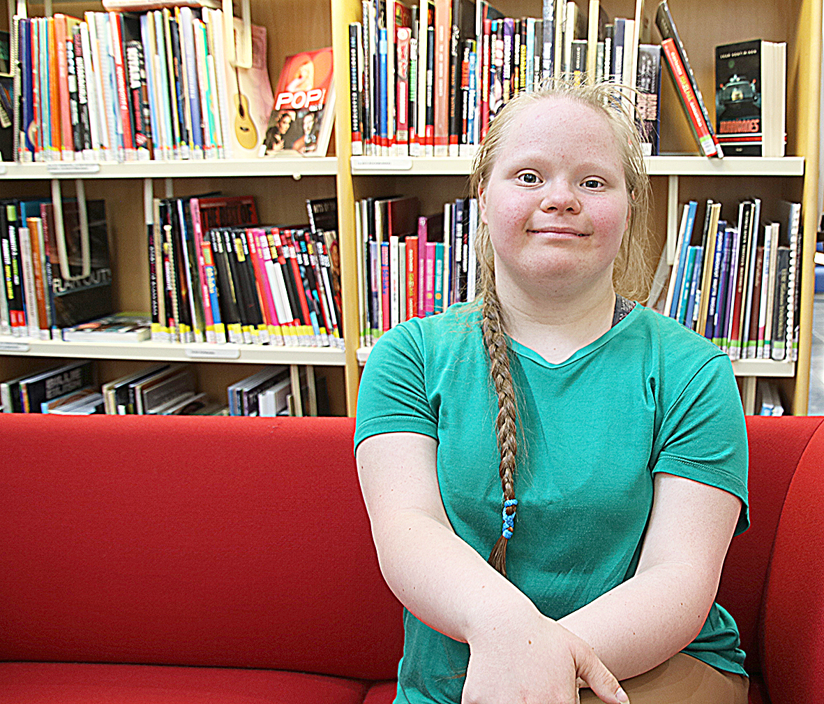 Selma Heikkinen kävi kokeilemassa sirkustemppujen tekemistä esimerkiksi vanteilla.