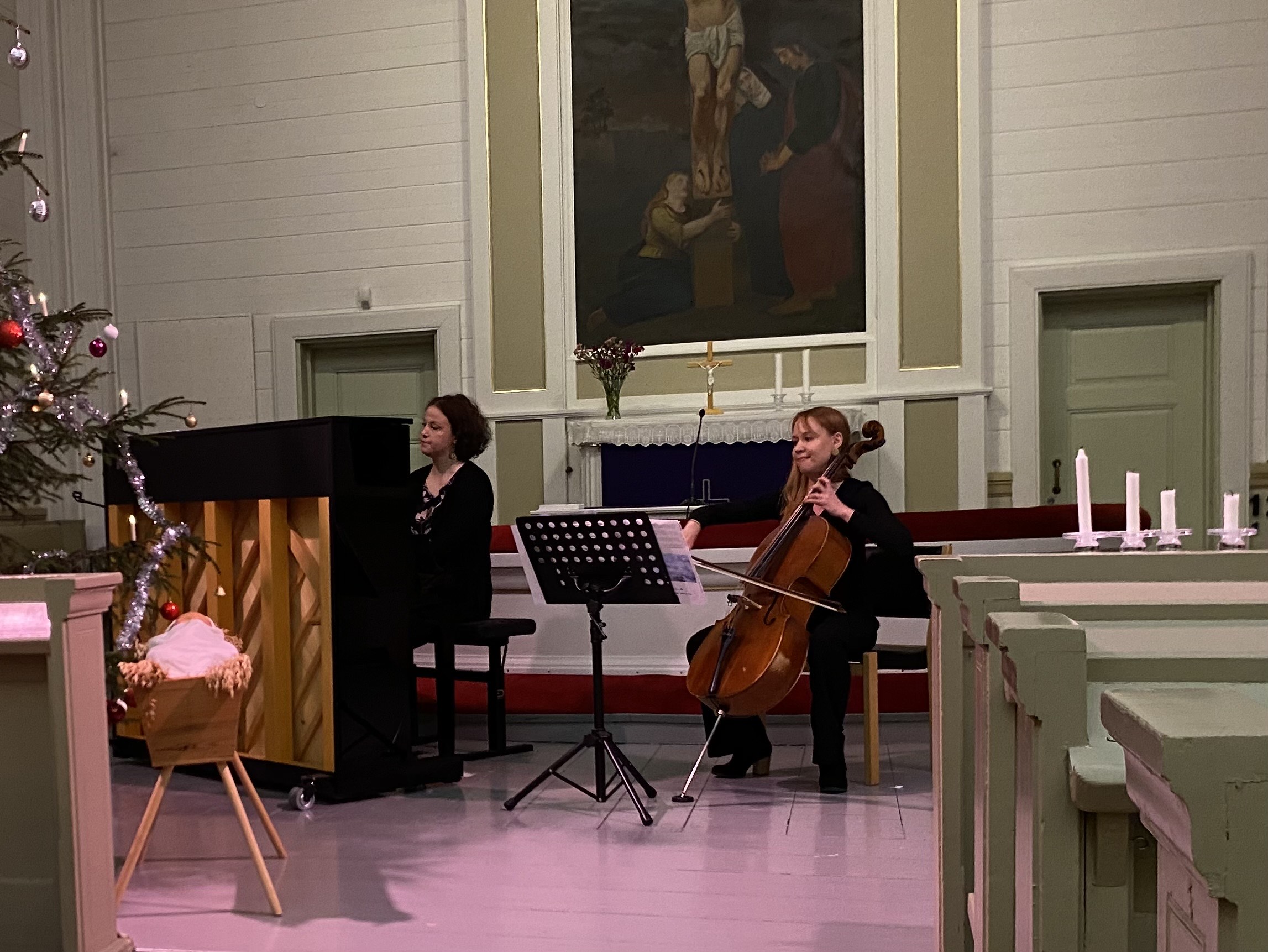 
Satu Kettunen (vas.) ja Jenny Muhonen johdattivat kuulijat joulun rauhaan kirkon tunnelmassa.