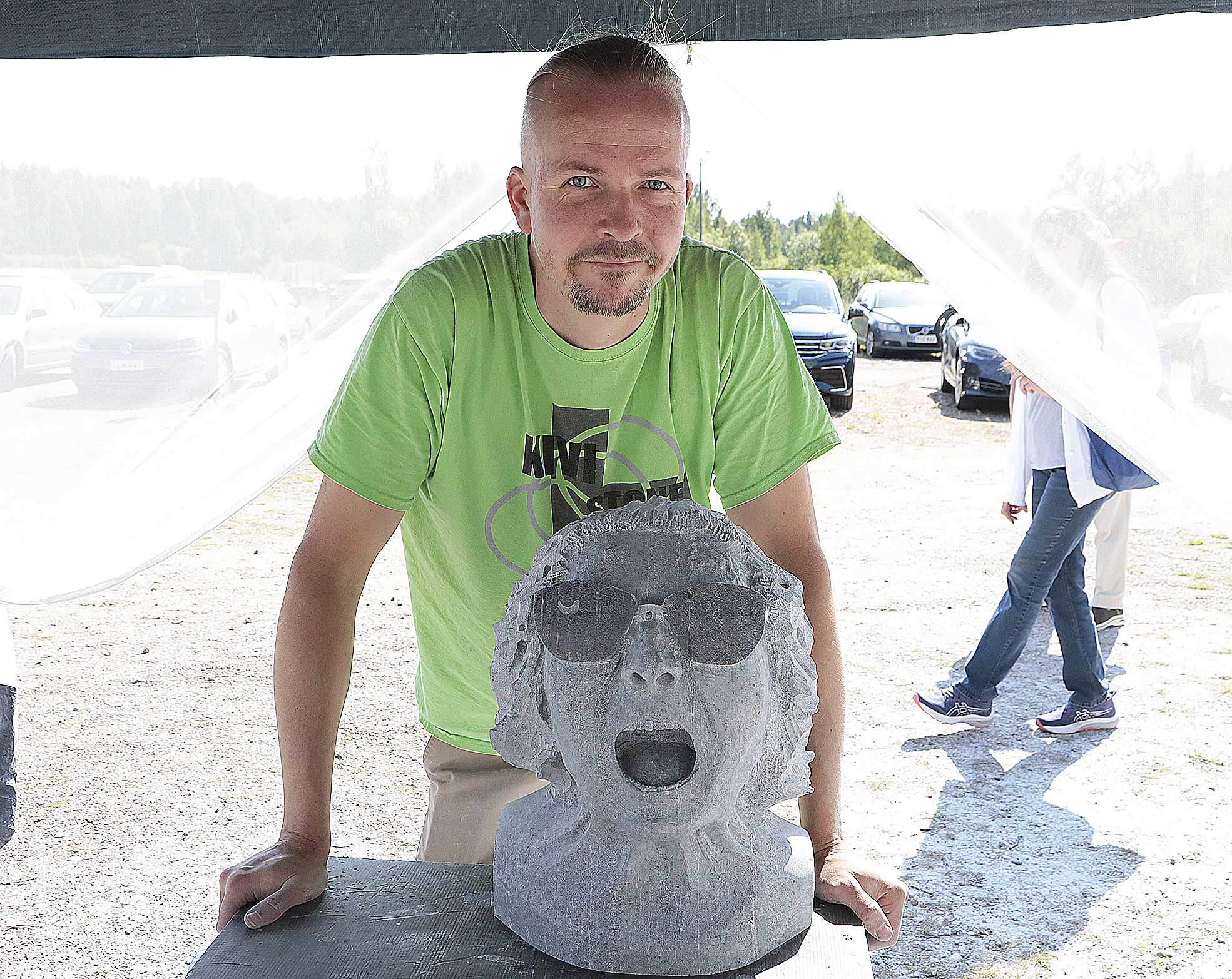 Koneveiston voittaja Lasse Martikainen työnsä kanssa. Kuva Pentti Kallinen.