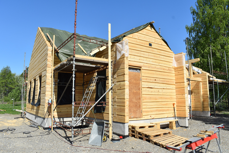 Kiviniemeen rakennetaan uutta päärakennusta kaksi vuotta sitten palaneen tilalle. Rakennuksen arvioidaan valmistuvan marraskuun loppuun mennessä.