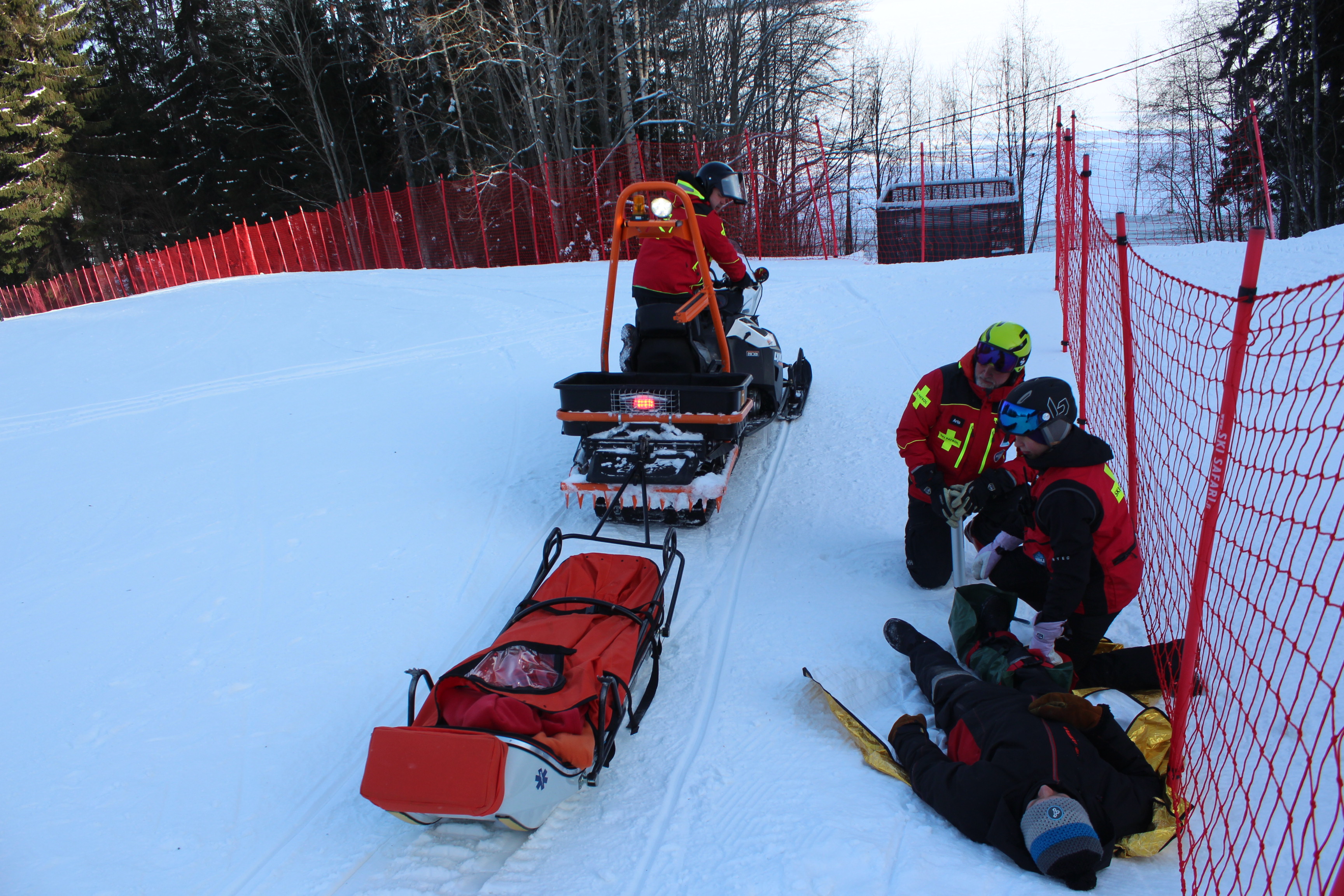 Tyypillisessä lasketteluhaverissa menee jalat alta. Harjoituksessa Kolin rinnevastaava, ski patrol ja sopimusyksikön johtaja Mikko Lautasen jalka on kohta paketissa. Ski Patrolin Arto Mulari tekee tyhjiölastan. Kohta ensihoidon kenttäjohtaja ja ski patrol Irma Lahdenperä ja Mulari siirtävät Lautasen Janne Jetsosen ahkioon. 
