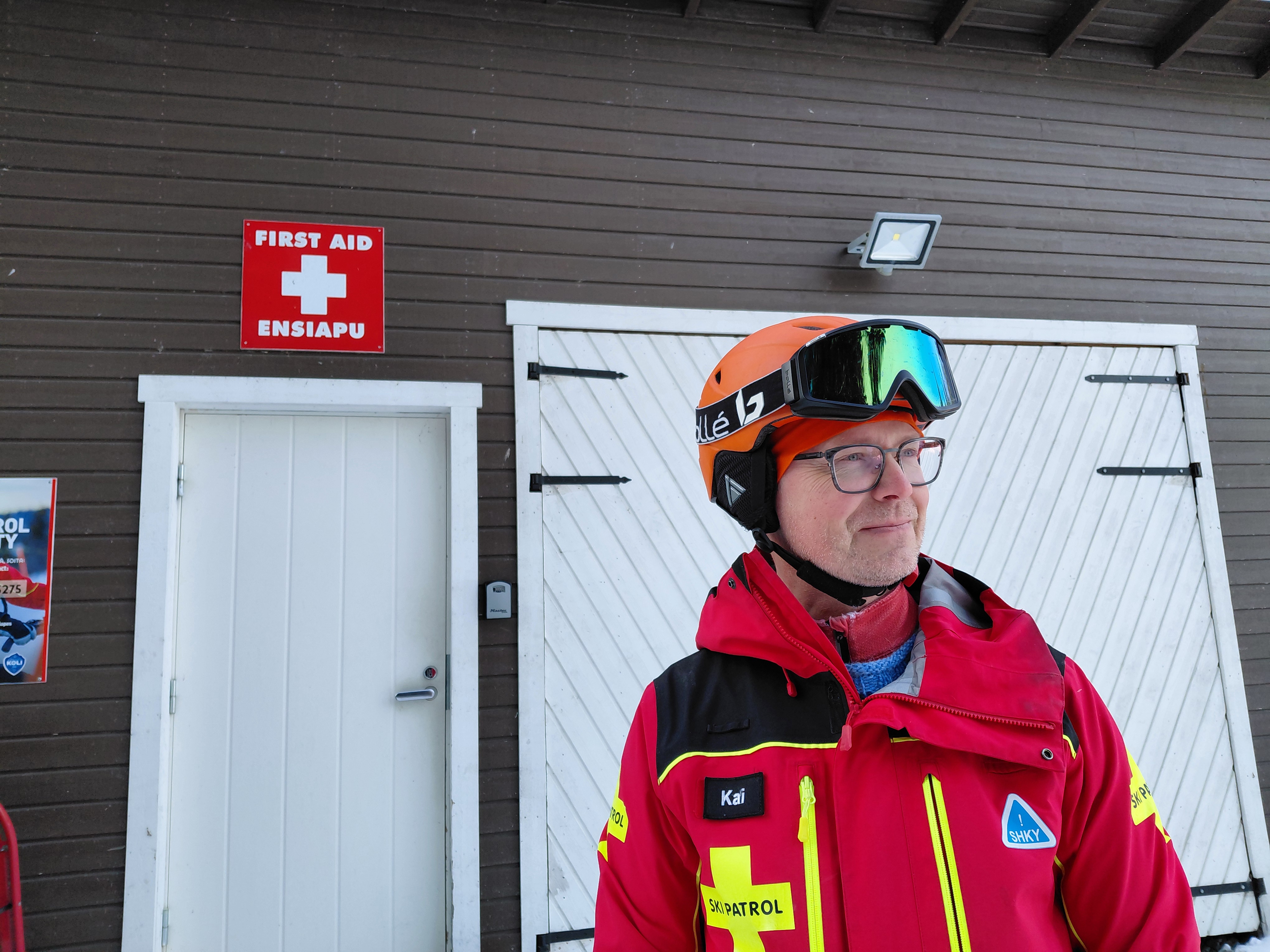  Vanhempi pelastaja-ensihoitaja Kai Lisitsin näyttää, missä sijaitsee Koli Ski Patrolin ensiapuhuone, jossa loukkaantunut voi odottaa lämpimässä. 