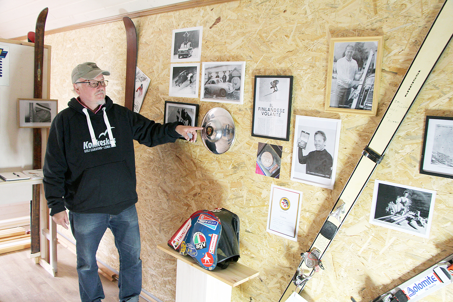 Kolin Aseman hiihtonäyttelyssä kerrotaan muun muassa syöksylaskulegenda Kalevi Häkkisen tarina, Jukka Suninen esittelee. 