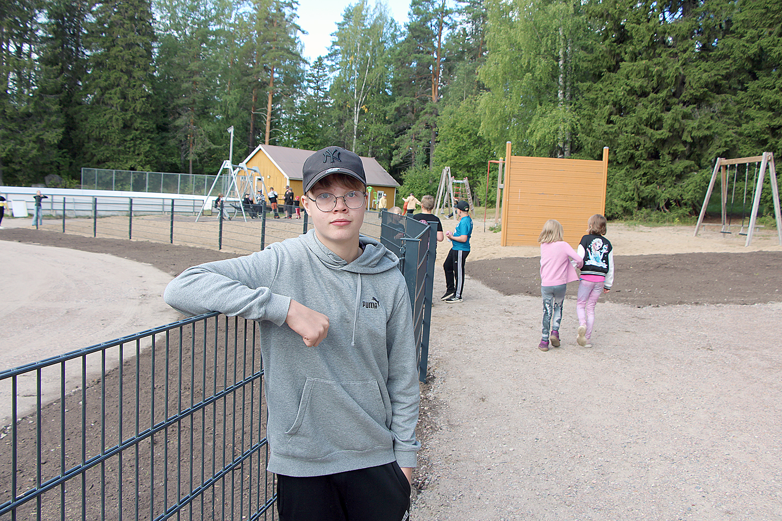 Antti Kukkonen toivoo koulun pihalle vielä isoa kiipeilytelinettä.