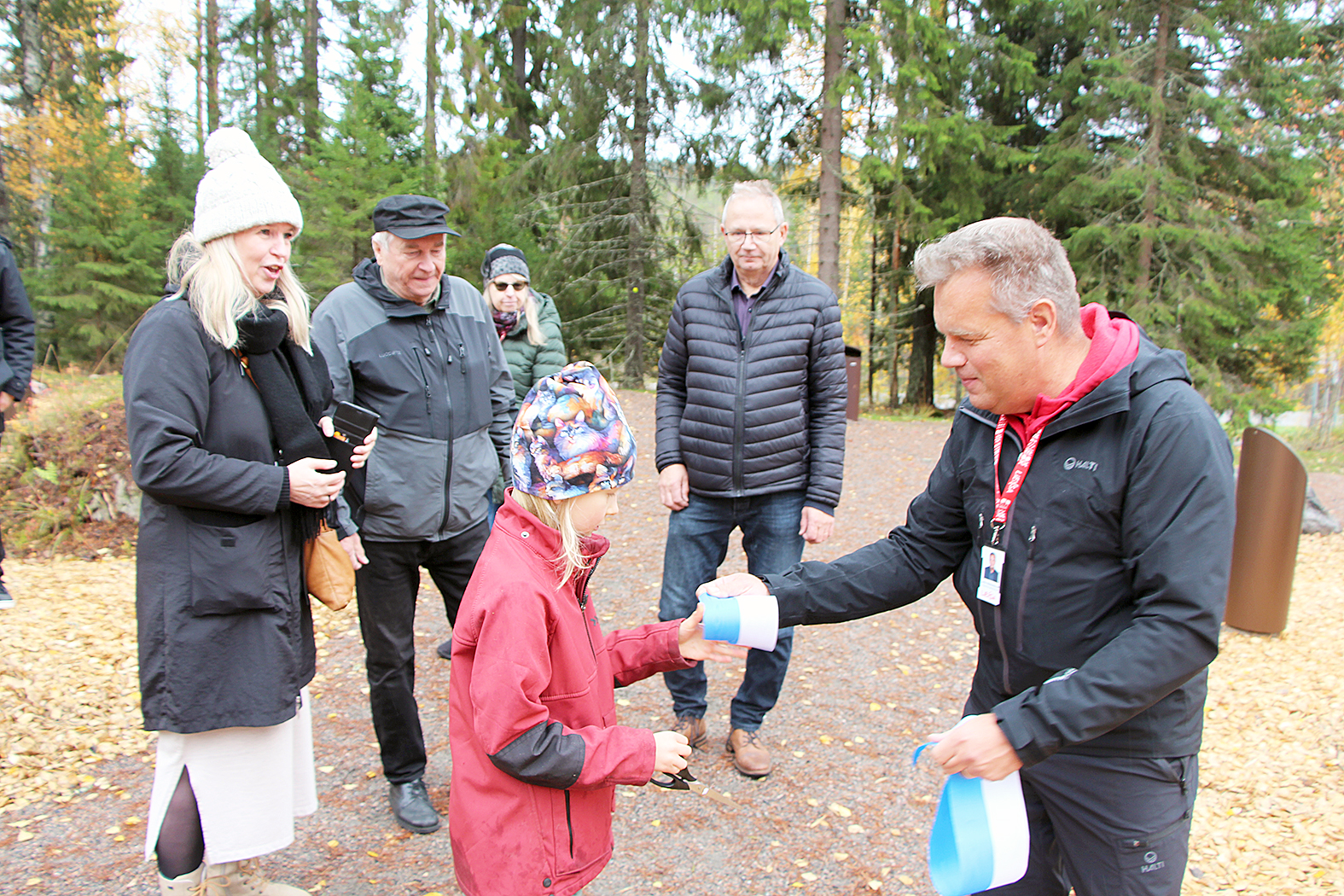 Leikkipaikan avannut Myrsky Määttänen sai muistoksi palan nauhaa kaupunkiympäristöjohtaja Juha Jääskeläiseltä ja elinvoimajohtaja Anne Karppiselta. Sulo Eskelinen, Ritva Patja ja Matti Ponkilainen olivat iloisia Kolin palvelujen monipuolistumisesta.