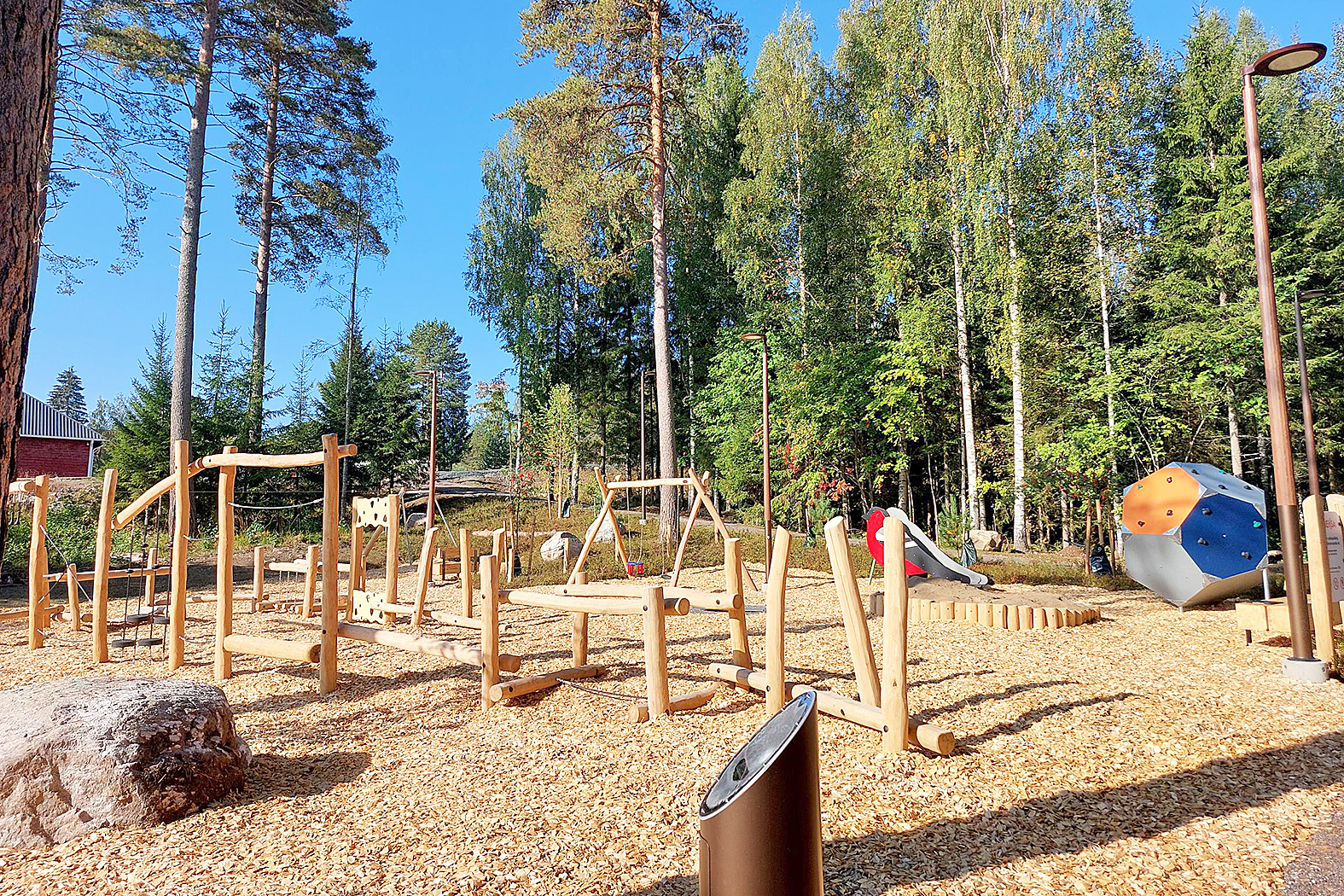 Kolin leikkipaikalla on muun muassa keinut, punatulkkuliukumäki, kiipeilyelementti, pomppumatto sekä tasapaino- ja köysiradat.