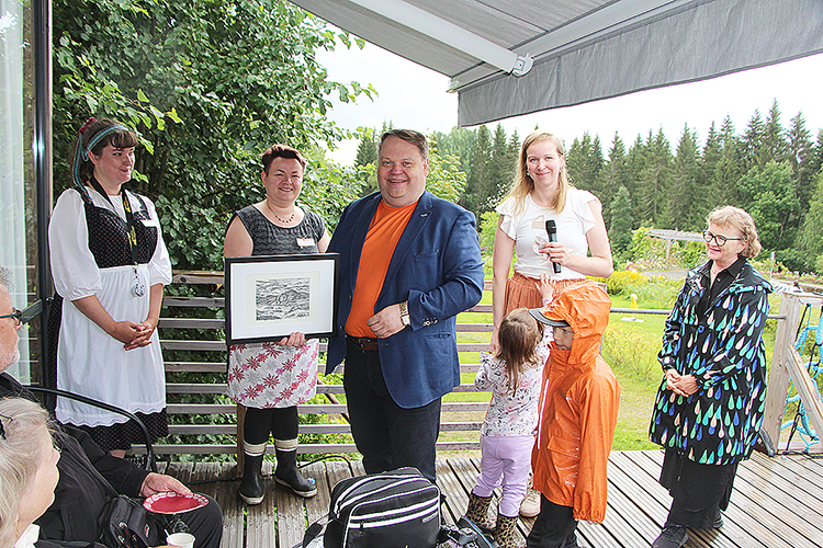 Kolin perinnepäivän järjestäjät Leena Reittu (vas.), Laura Härkönen, Aura Liski ja Maija Riikonen lahjoittivat juhlivalle Lieksan kaupungille Asko Saarelaisen vastaanottaman grafiikkateoksen.
