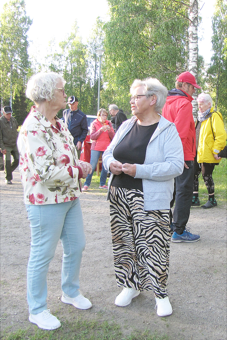 Iloinen jälleennäkeminen. Esteri Rissanen ja Sirkka Turunen tapasivat toisensa kymmenen vuoden jälkeen Kopravaaran kyläillassa.