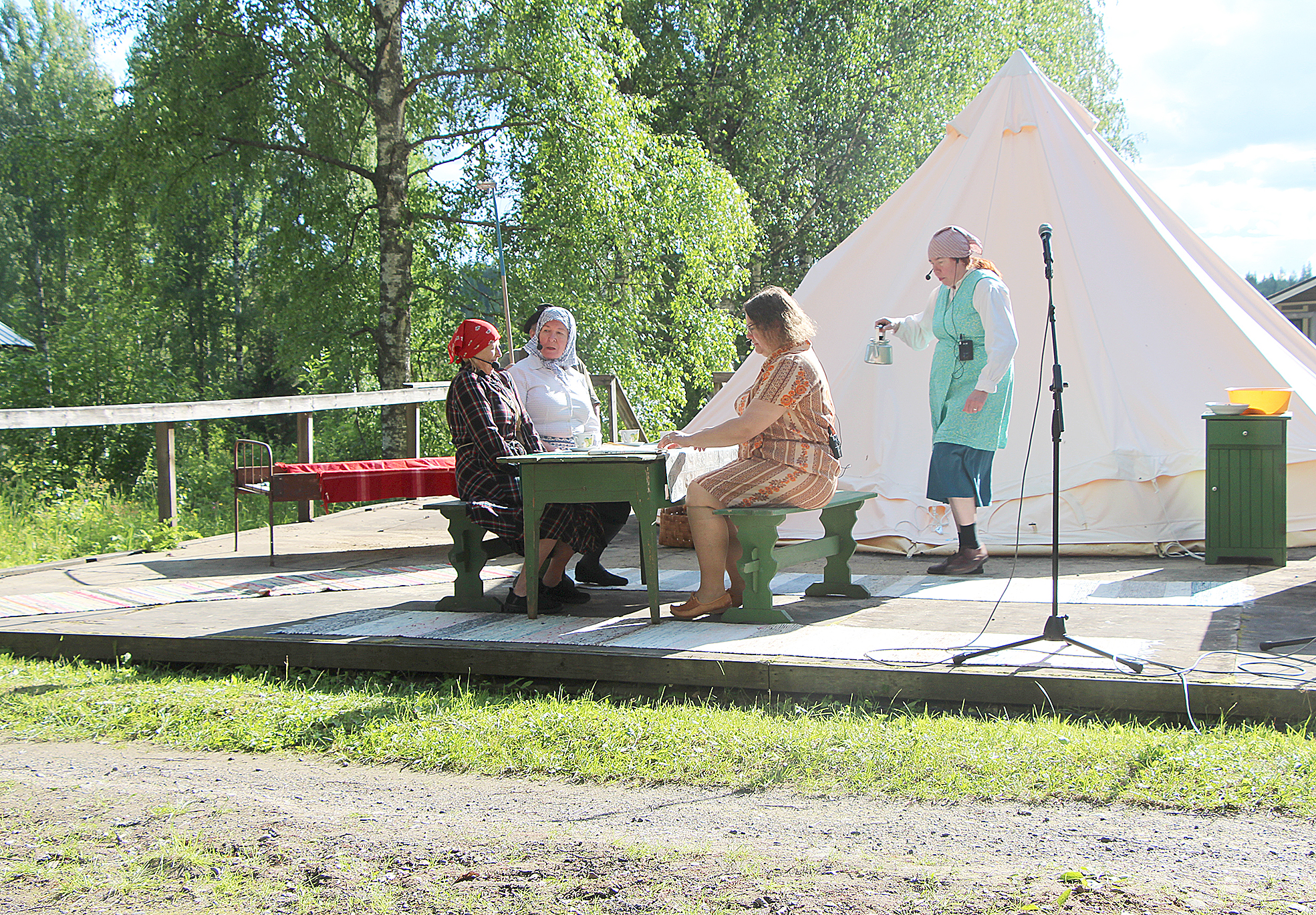 Kopralan taloon on tullut kylän naisia juoruilemaan.