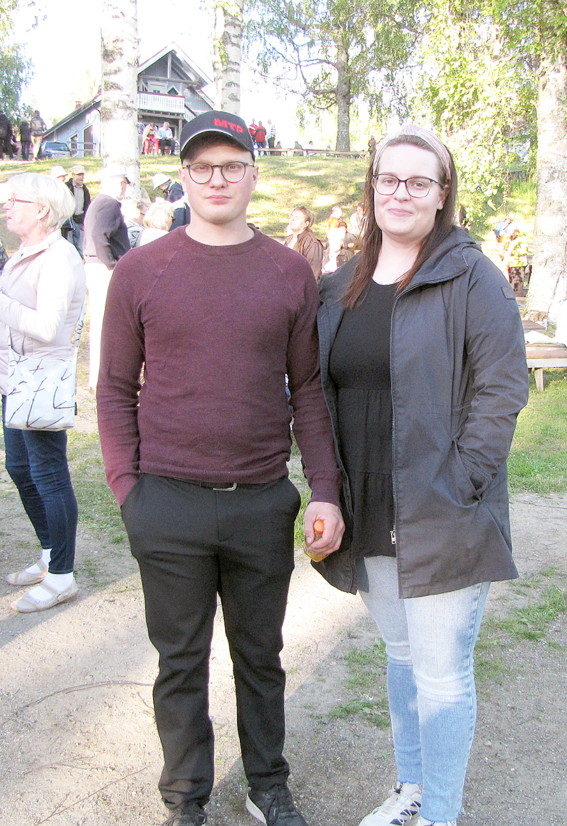 Mitro Tuononen ja Sanni Kapanen tykkäsivät kyläillan tunnelmasta.