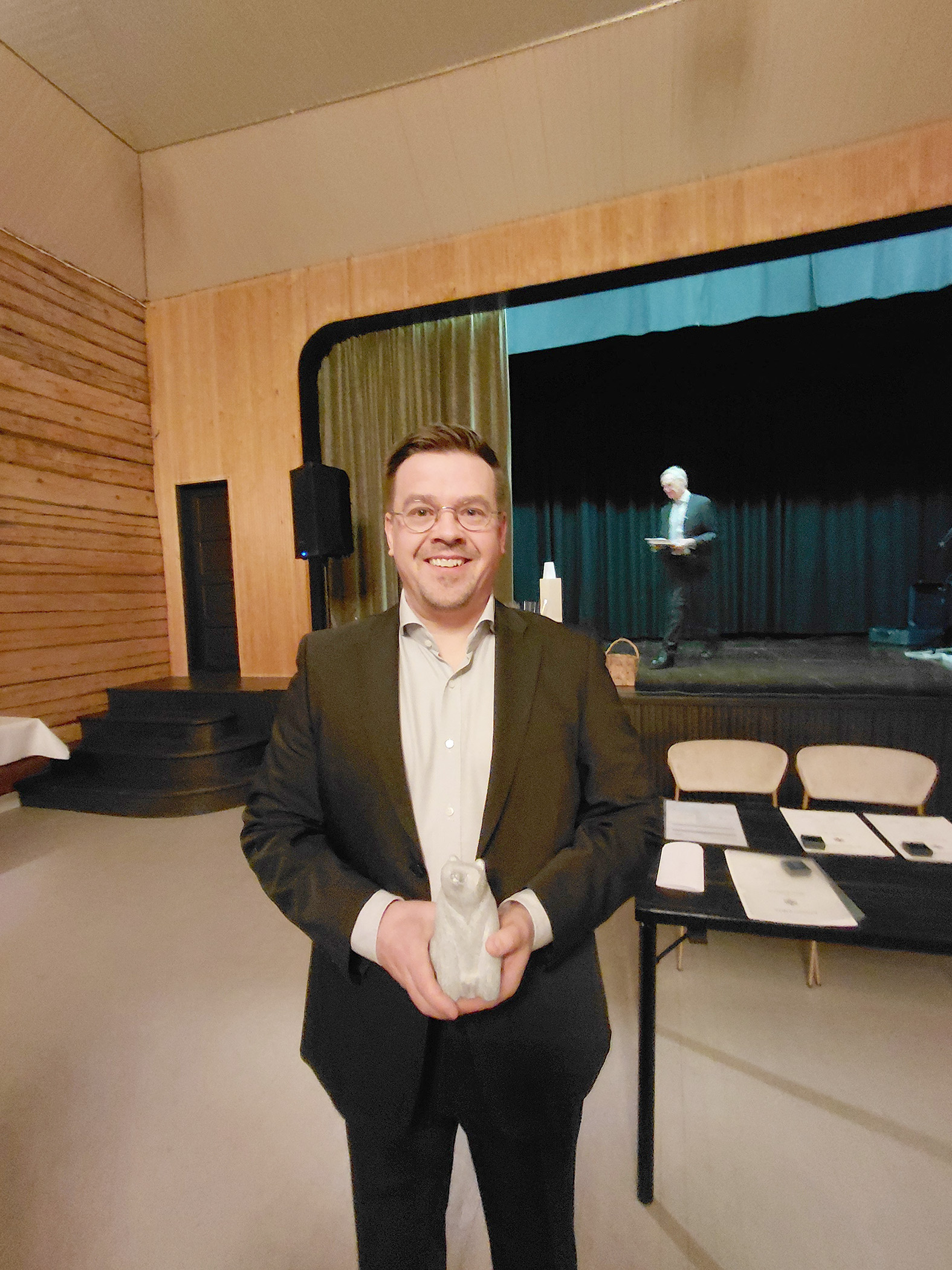 Suomen Kotiseutuliiton toiminnanjohtaja, FT Teppo Ylitalo väitteli pohjalaisuuden rakentumisesta. Väitöskirjan nimi on Nurkkakuntaisia pohjalaisia vai parhaita suomalaisia? Juuassa Ylitalo sai lahjaksi kivimies Jukka Nykäsen Karjalan karhun. 


