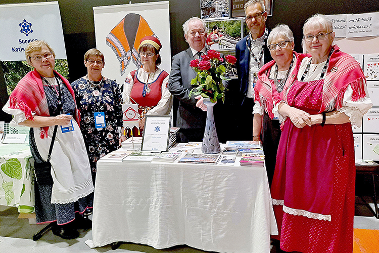 Juuka-seuran saamaa Vuoden kotiseutuyhdistys -palkintoa olivat Kotkan kotiseutupäivillä vastaanottamassa Tuula Ikonen-Graafmans (oik.), Eija Meriläinen, Kai Iiskola, Jan Graafmans, Anna-Liisa Nykyri, Merja Kärkkäinen ja Kirsi Puhakka. Kuva Marika Punamäki